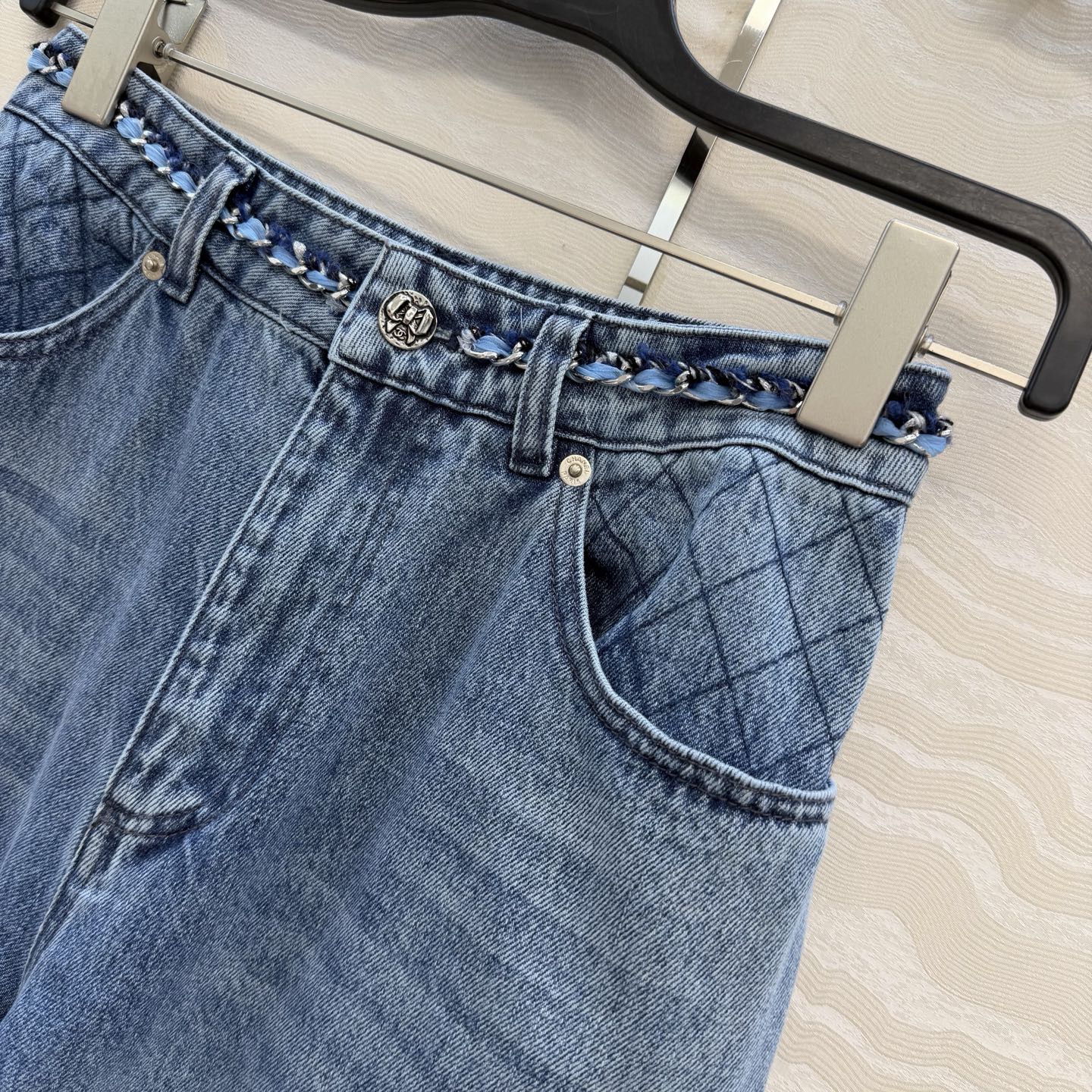 原单品质🍒coco女孩穿搭，26p怀旧洗水丹宁牛仔裤！手工编织金属链条腰带装饰。菱格刺绣口袋 阔腿裤型超