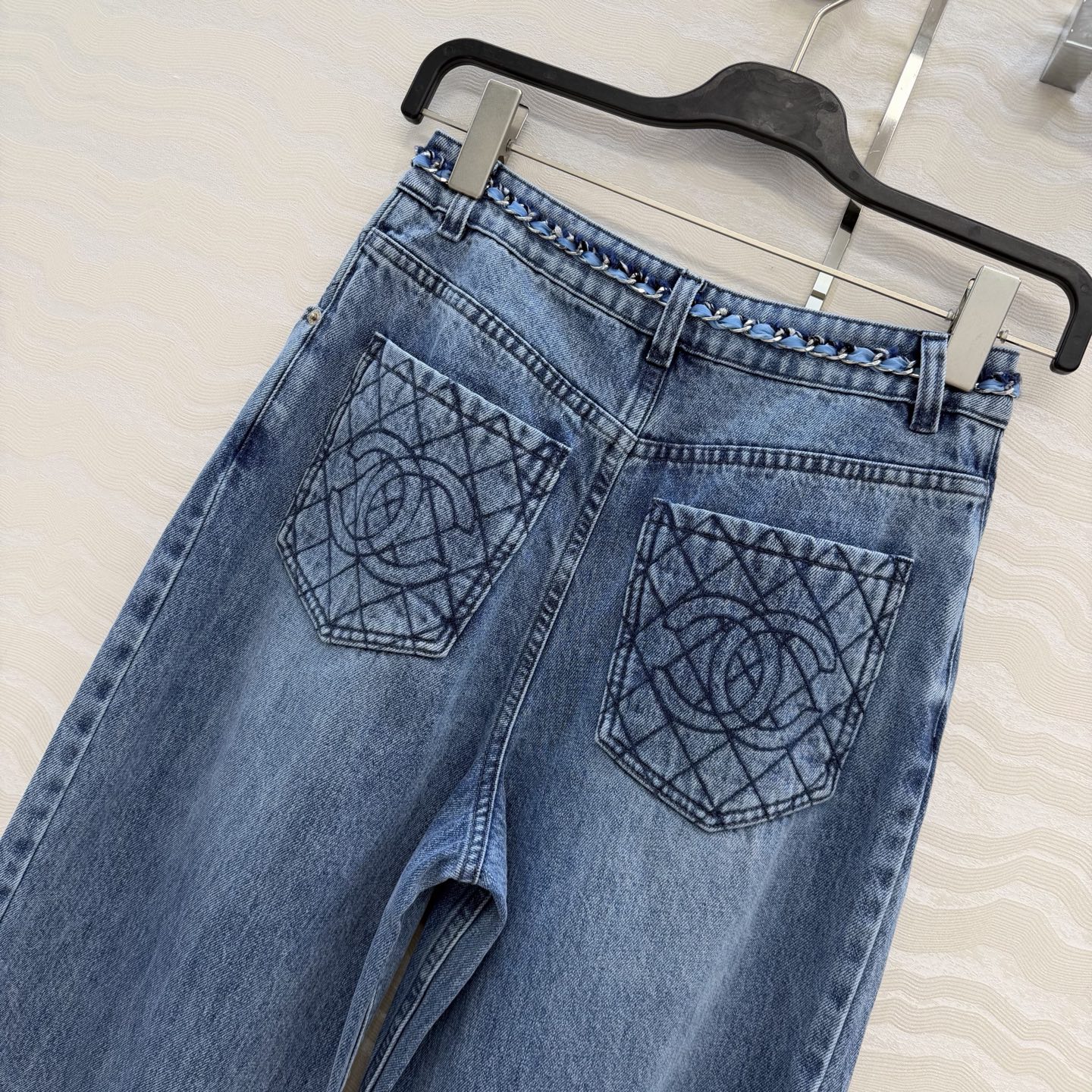 原单品质🍒coco女孩穿搭，26p怀旧洗水丹宁牛仔裤！手工编织金属链条腰带装饰。菱格刺绣口袋 阔腿裤型超