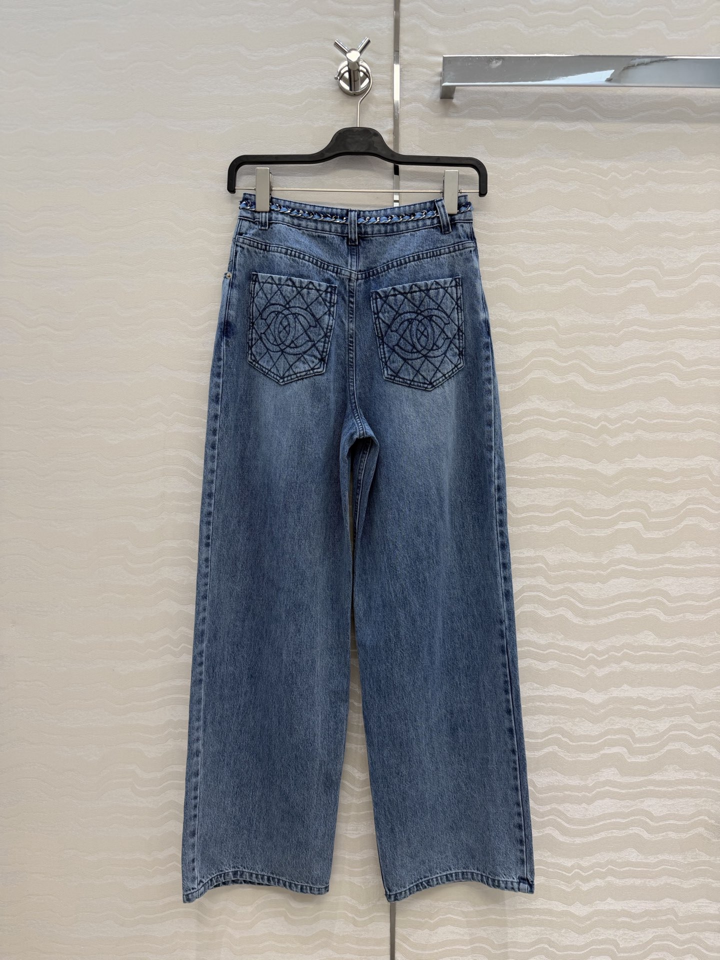 原单品质🍒coco女孩穿搭，26p怀旧洗水丹宁牛仔裤！手工编织金属链条腰带装饰。菱格刺绣口袋 阔腿裤型超