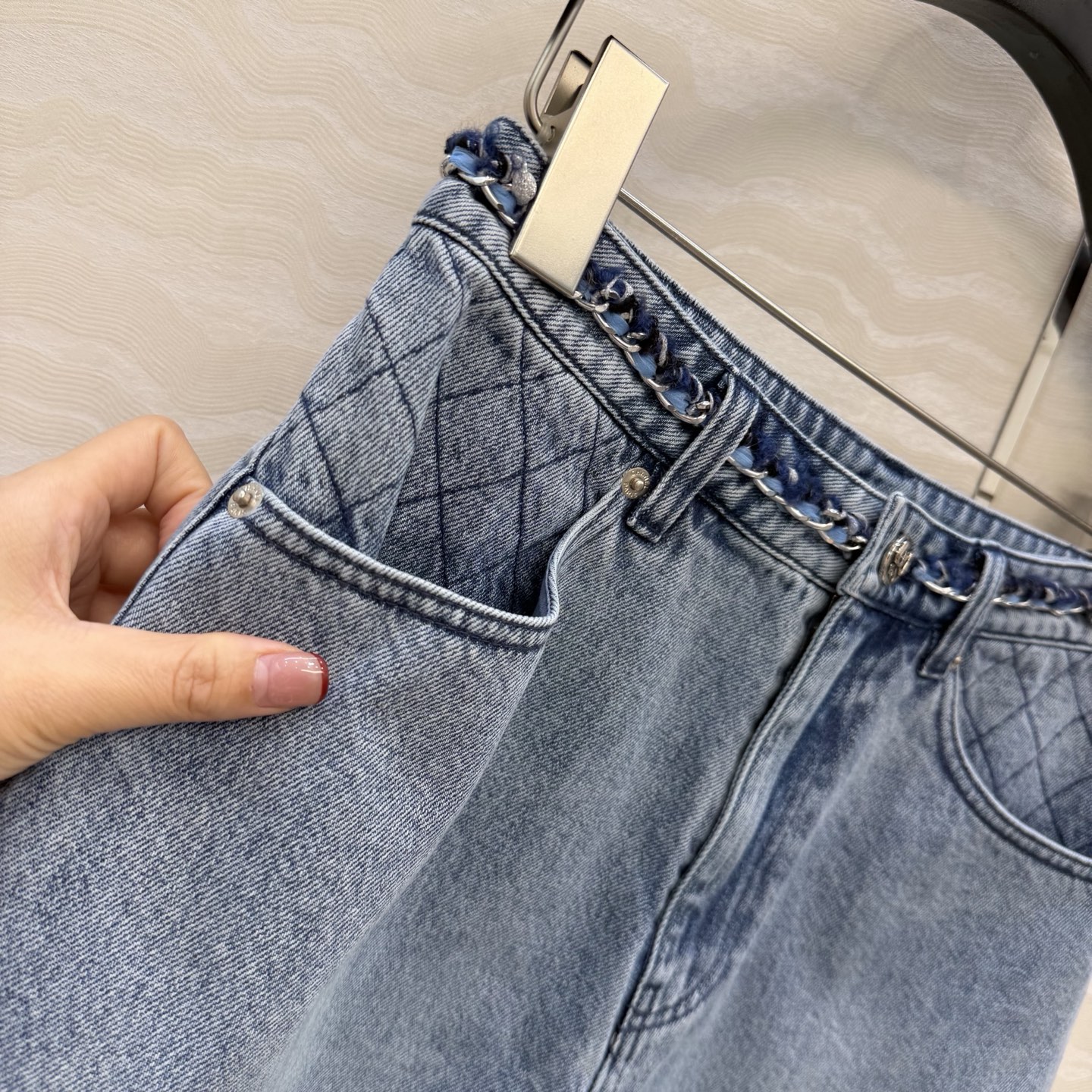 原单品质🍒coco女孩穿搭，26p怀旧洗水丹宁牛仔短裤！手工编织金属链条腰带装饰。菱格刺绣口袋 高腰A字