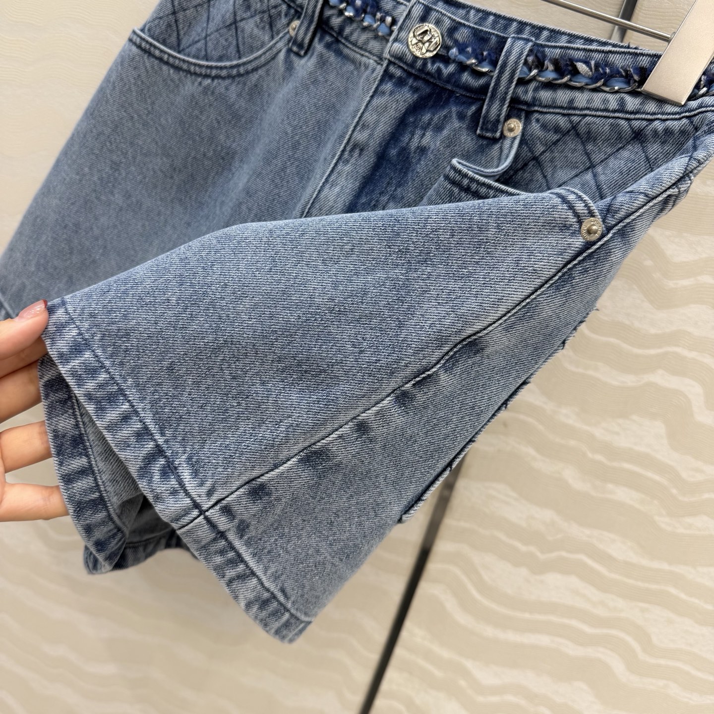 原单品质🍒coco女孩穿搭，26p怀旧洗水丹宁牛仔短裤！手工编织金属链条腰带装饰。菱格刺绣口袋 高腰A字