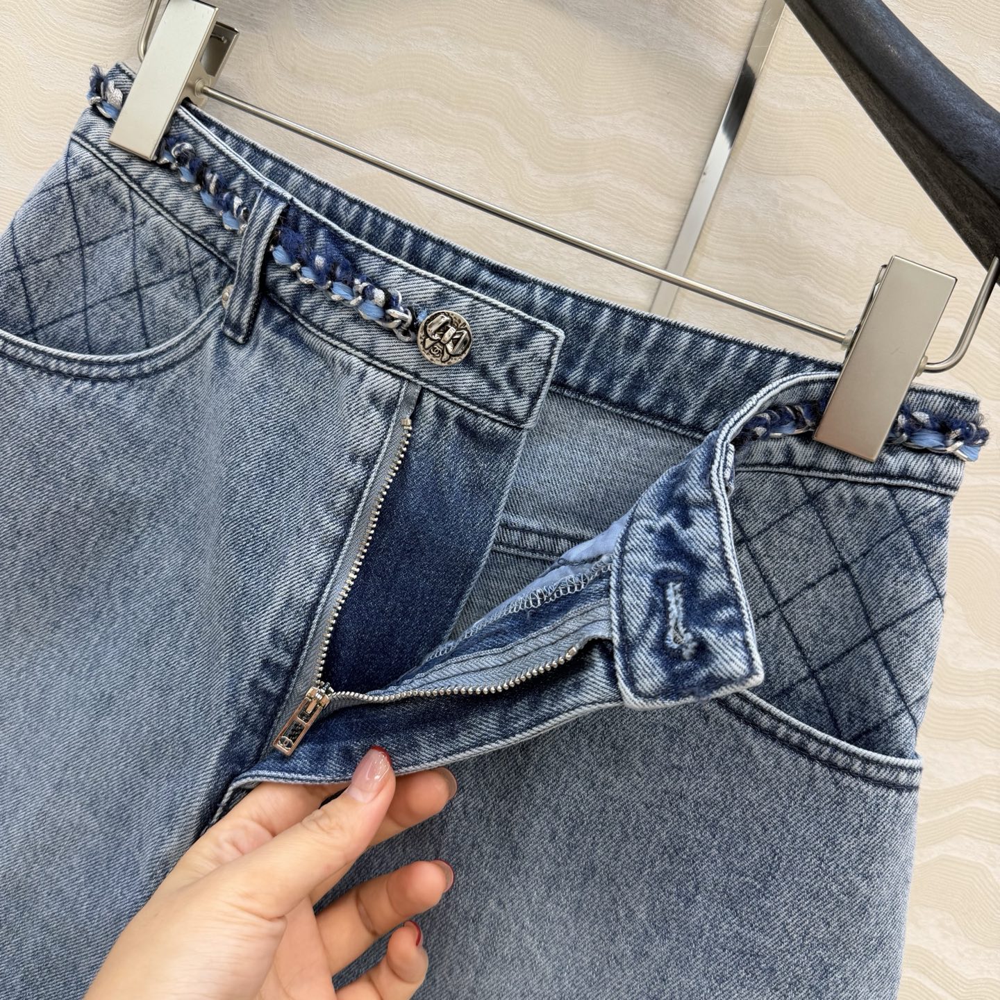 原单品质🍒coco女孩穿搭，26p怀旧洗水丹宁牛仔短裤！手工编织金属链条腰带装饰。菱格刺绣口袋 高腰A字