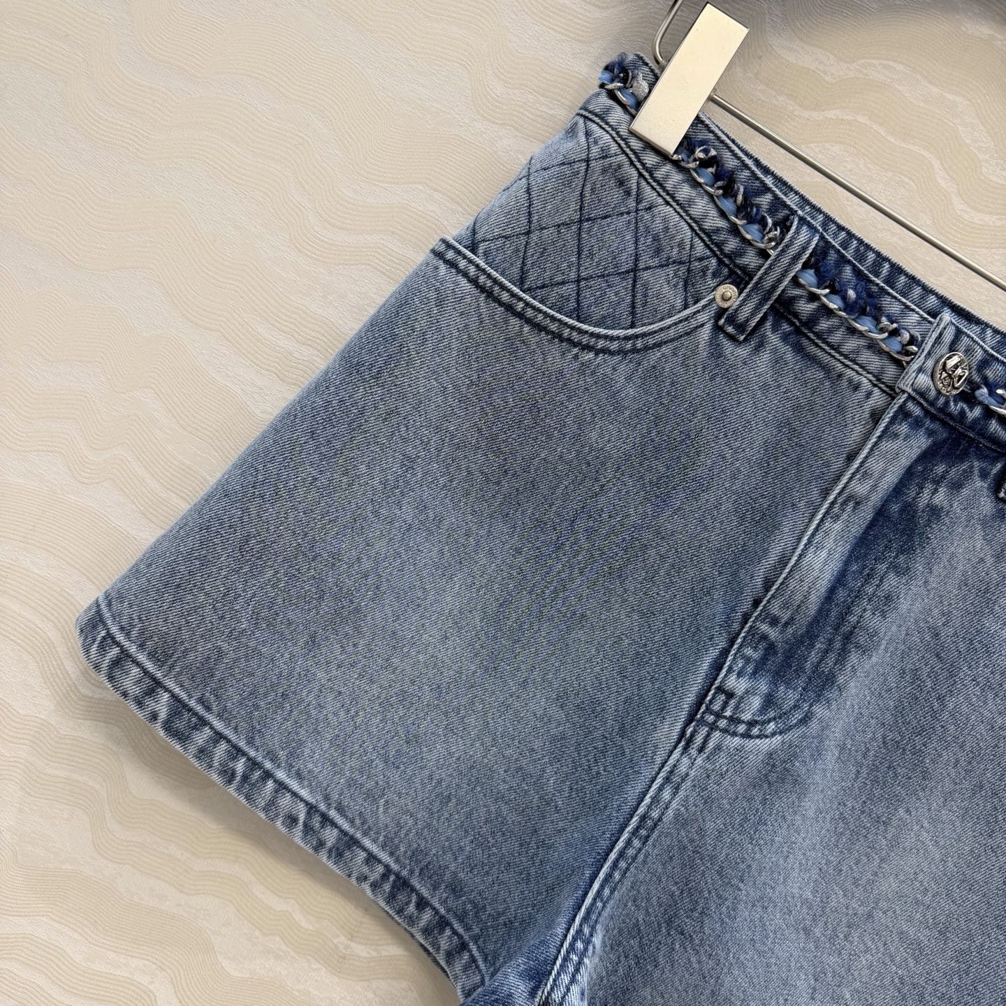 原单品质🍒coco女孩穿搭，26p怀旧洗水丹宁牛仔短裤！手工编织金属链条腰带装饰。菱格刺绣口袋 高腰A字