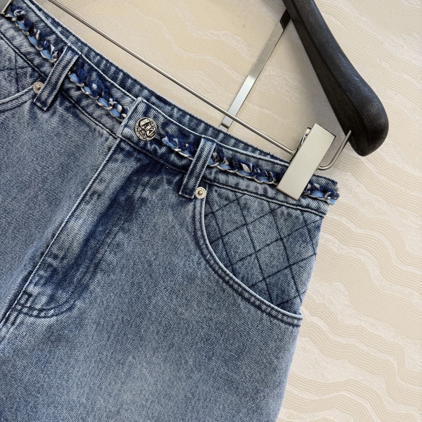 原单品质🍒coco女孩穿搭，26p怀旧洗水丹宁牛仔短裤！手工编织金属链条腰带装饰。菱格刺绣口袋 高腰A字