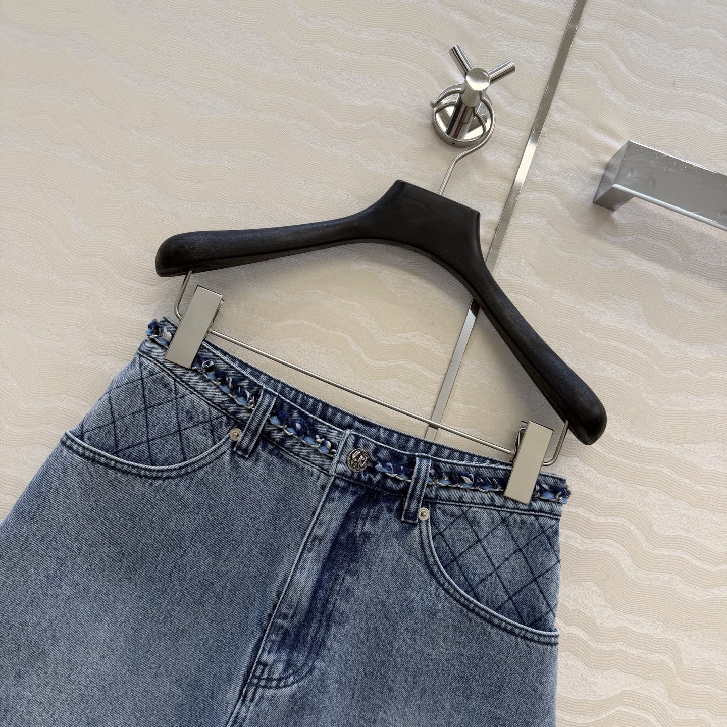 原单品质🍒coco女孩穿搭，26p怀旧洗水丹宁牛仔短裤！手工编织金属链条腰带装饰。菱格刺绣口袋 高腰A字