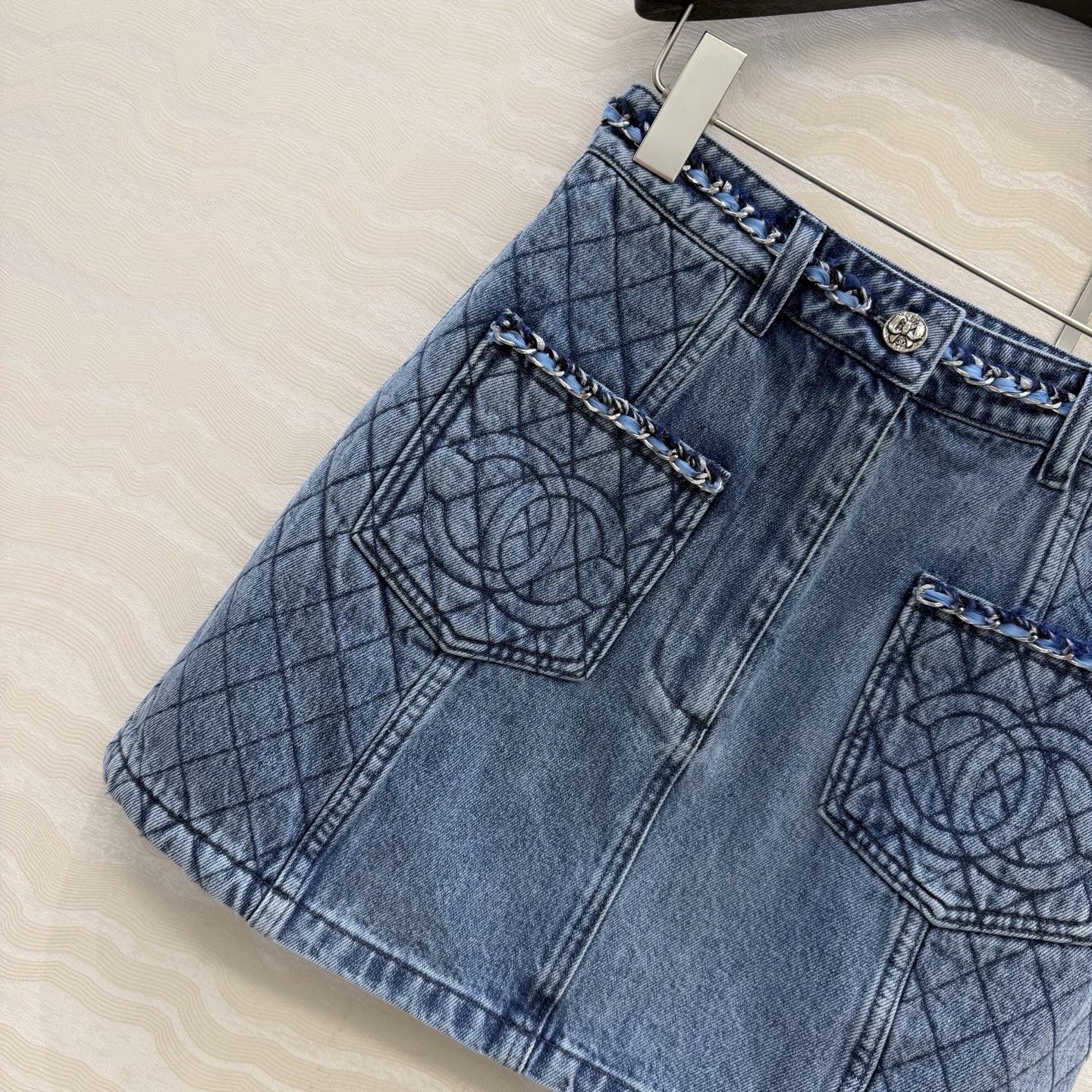 原单品质🍒coco女孩穿搭，26p怀旧洗水丹宁牛仔半裙！手工编织金属链条腰带装饰。菱格刺绣口袋 高腰版型