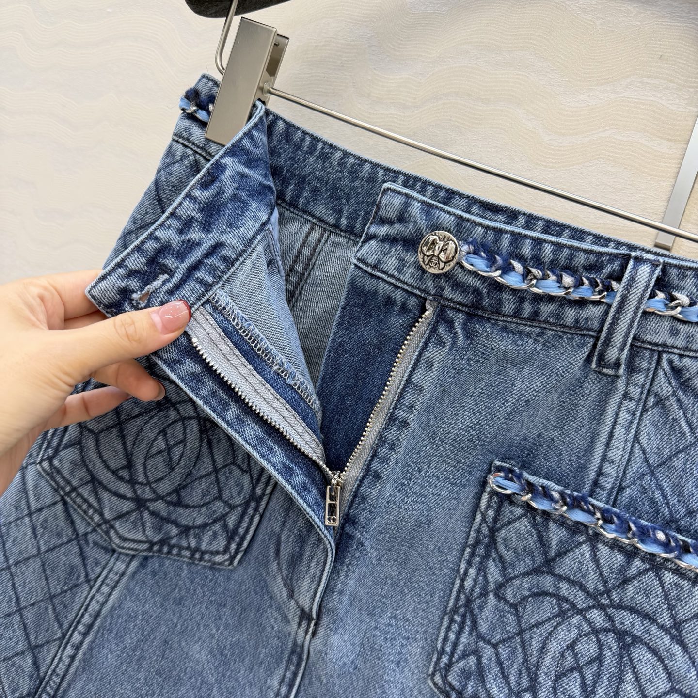 原单品质🍒coco女孩穿搭，26p怀旧洗水丹宁牛仔半裙！手工编织金属链条腰带装饰。菱格刺绣口袋 高腰版型