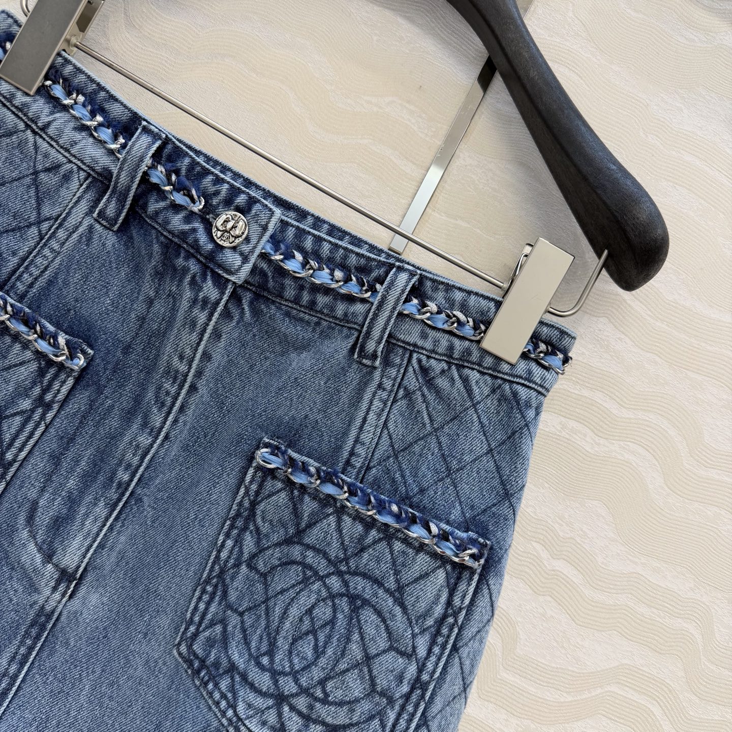 原单品质🍒coco女孩穿搭，26p怀旧洗水丹宁牛仔半裙！手工编织金属链条腰带装饰。菱格刺绣口袋 高腰版型