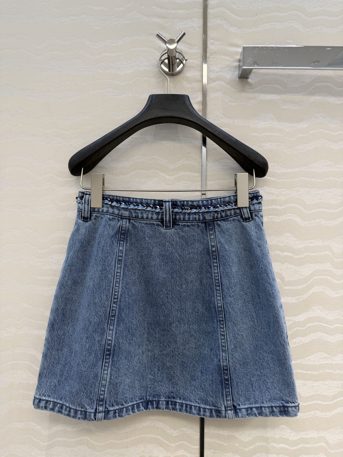 原单品质🍒coco女孩穿搭，26p怀旧洗水丹宁牛仔半裙！手工编织金属链条腰带装饰。菱格刺绣口袋 高腰版型