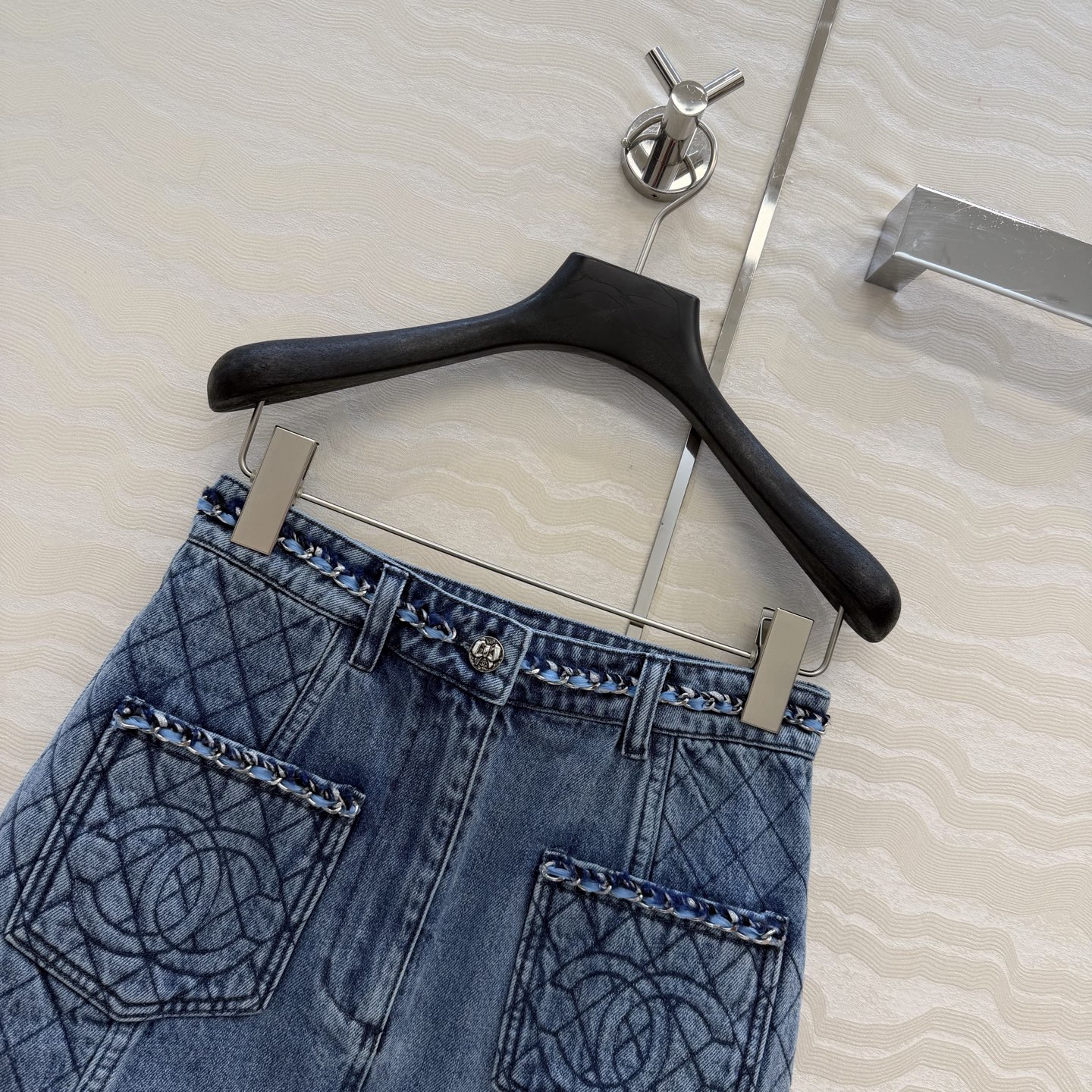 原单品质🍒coco女孩穿搭，26p怀旧洗水丹宁牛仔半裙！手工编织金属链条腰带装饰。菱格刺绣口袋 高腰版型