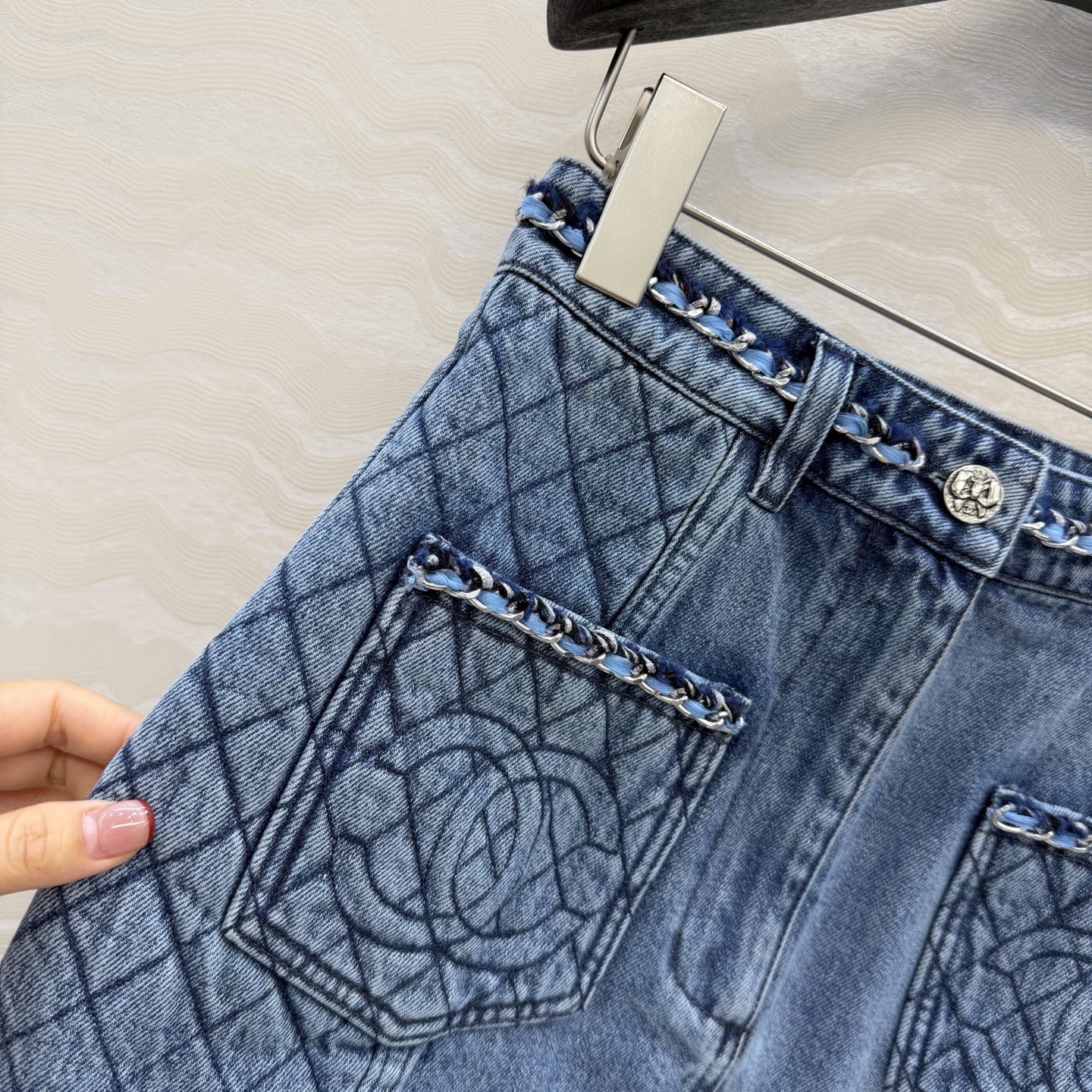 原单品质🍒coco女孩穿搭，26p怀旧洗水丹宁牛仔半裙！手工编织金属链条腰带装饰。菱格刺绣口袋 高腰版型