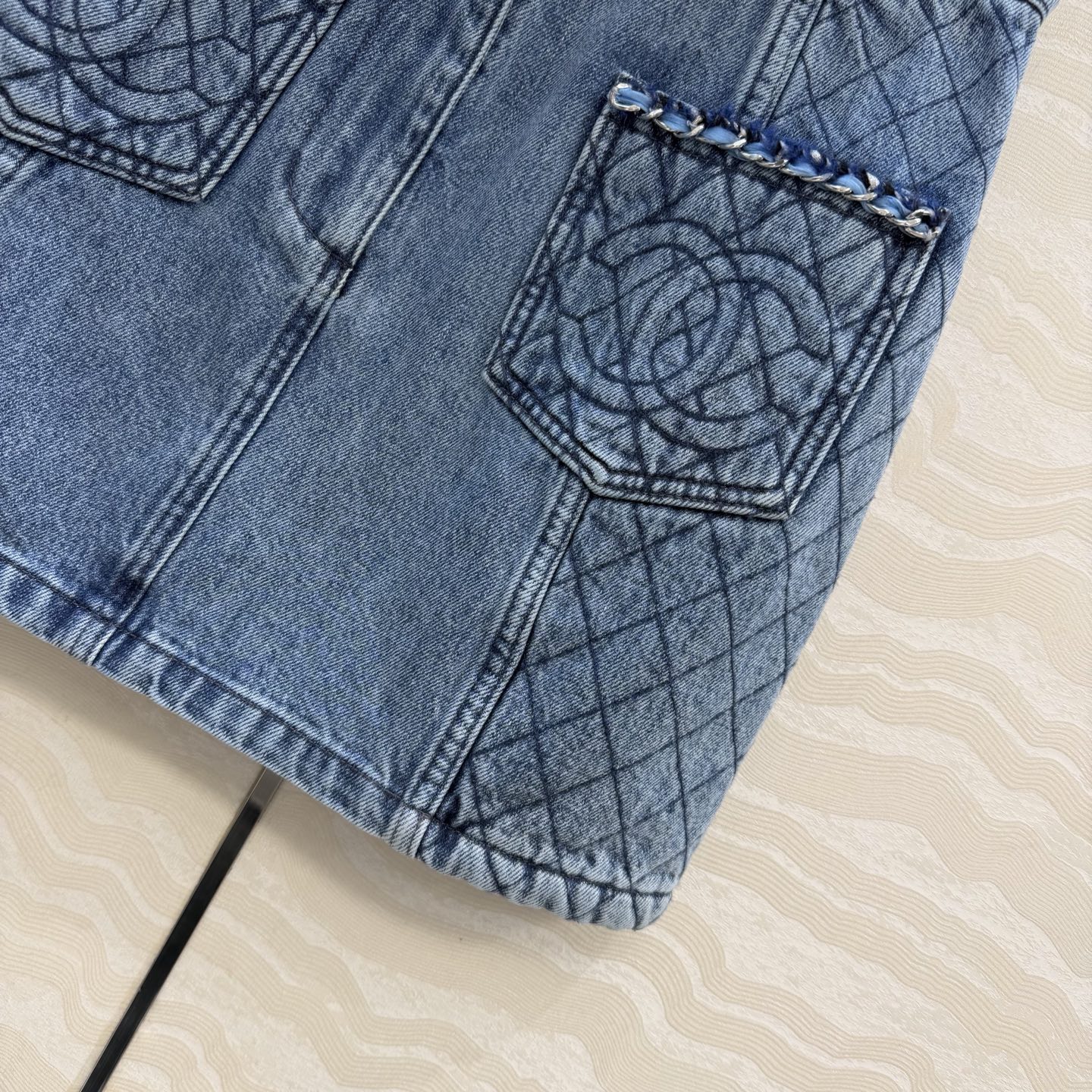 原单品质🍒coco女孩穿搭，26p怀旧洗水丹宁牛仔半裙！手工编织金属链条腰带装饰。菱格刺绣口袋 高腰版型