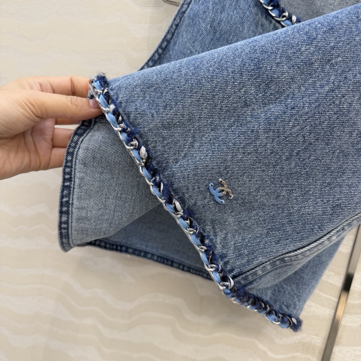 原单品质🍒coco女孩穿搭，26p怀旧洗水丹宁牛仔背心小上衣！手工编织金属链条装饰。气质小短款版型超级叠