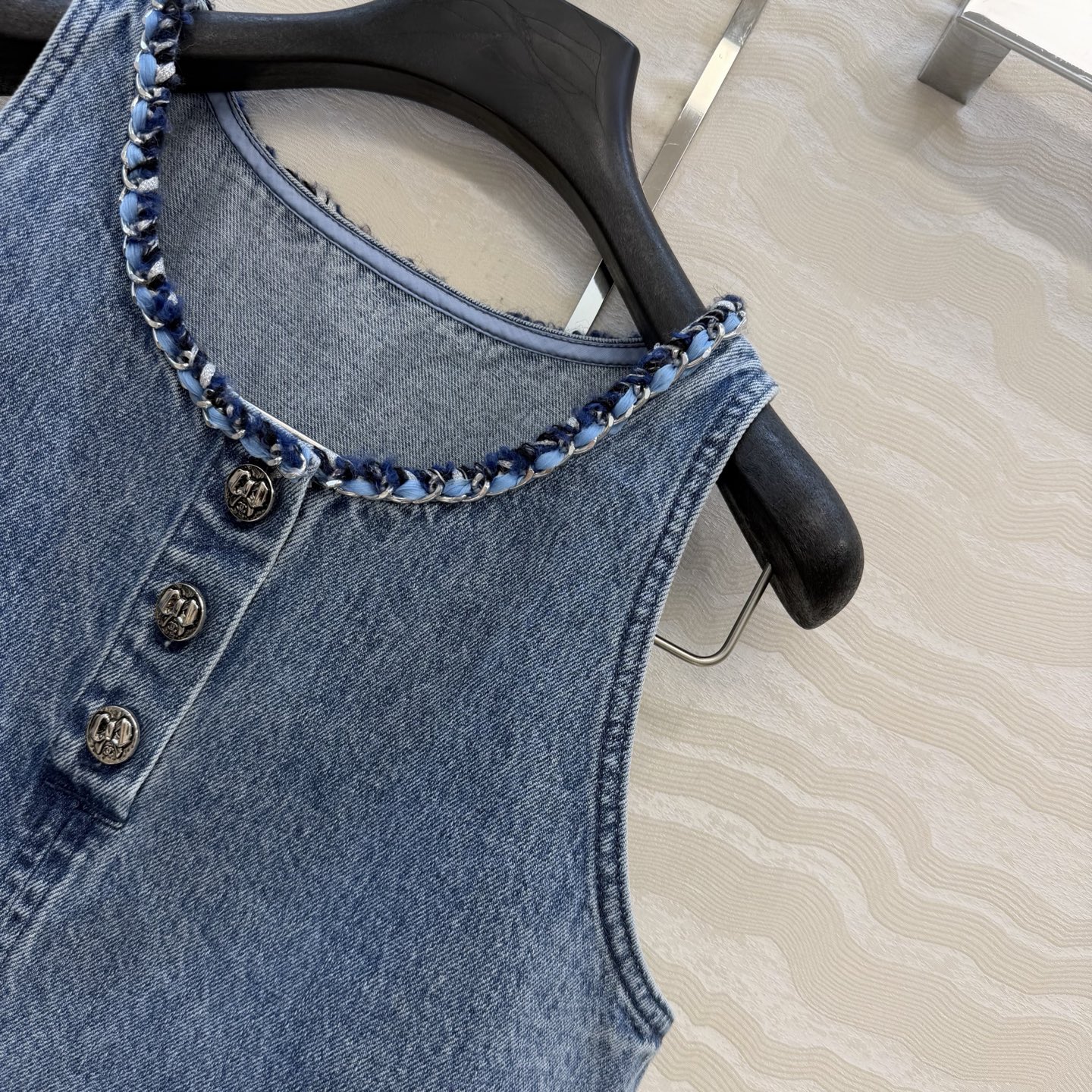 原单品质🍒coco女孩穿搭，26p怀旧洗水丹宁牛仔背心小上衣！手工编织金属链条装饰。气质小短款版型超级叠