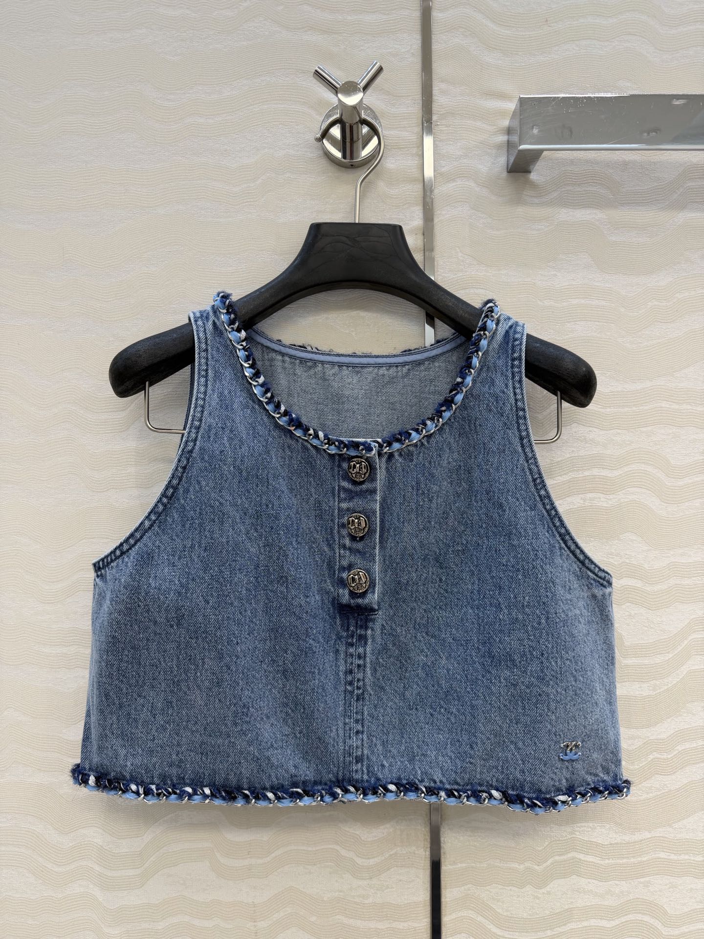 原单品质🍒coco女孩穿搭，26p怀旧洗水丹宁牛仔背心小上衣！手工编织金属链条装饰。气质小短款版型超级叠