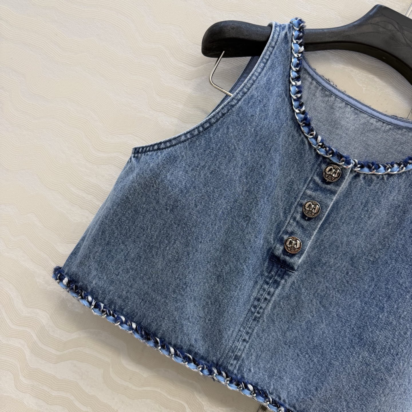 原单品质🍒coco女孩穿搭，26p怀旧洗水丹宁牛仔背心小上衣！手工编织金属链条装饰。气质小短款版型超级叠