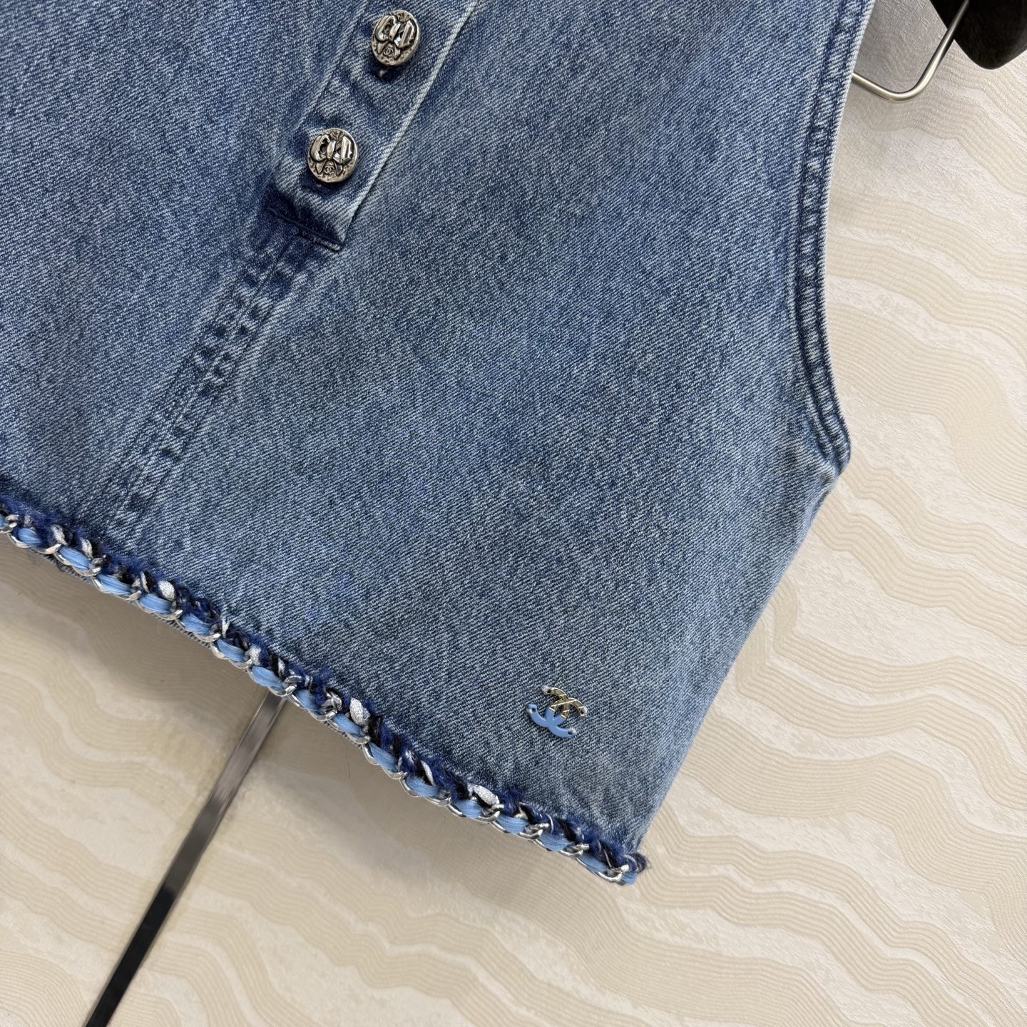 原单品质🍒coco女孩穿搭，26p怀旧洗水丹宁牛仔背心小上衣！手工编织金属链条装饰。气质小短款版型超级叠