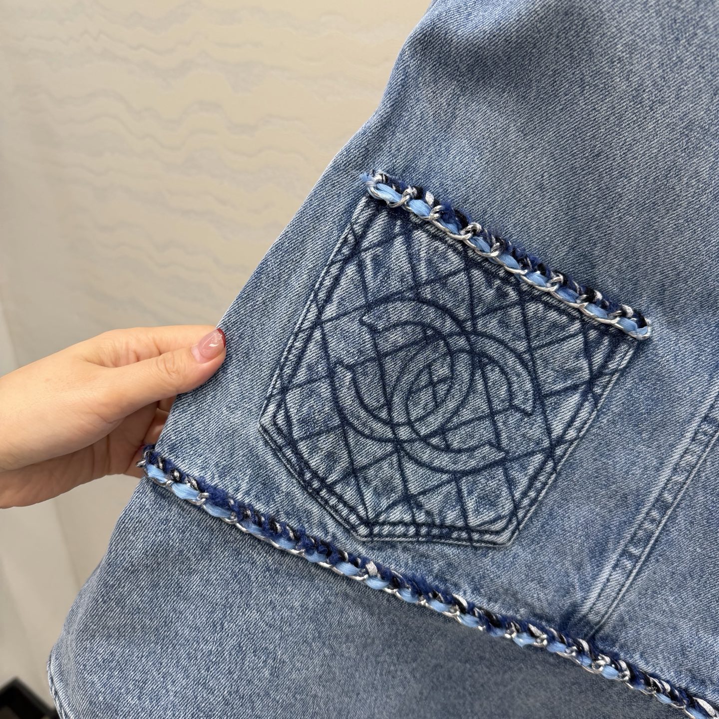 原单品质🍒coco女孩穿搭，26p怀旧洗水丹宁牛仔背心连衣裙！手工编织金属链条装饰。菱格刺绣口袋经典版型