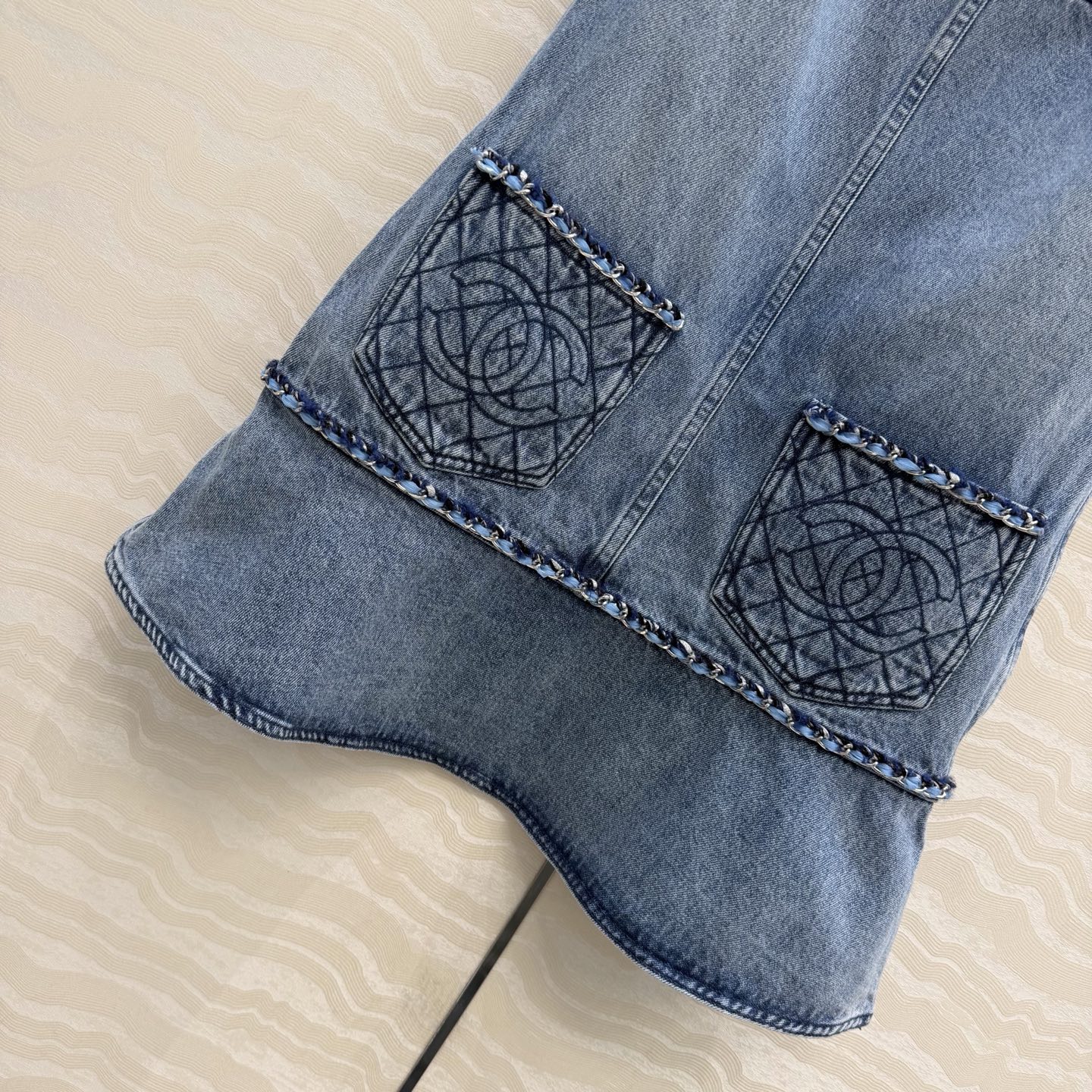 原单品质🍒coco女孩穿搭，26p怀旧洗水丹宁牛仔背心连衣裙！手工编织金属链条装饰。菱格刺绣口袋经典版型