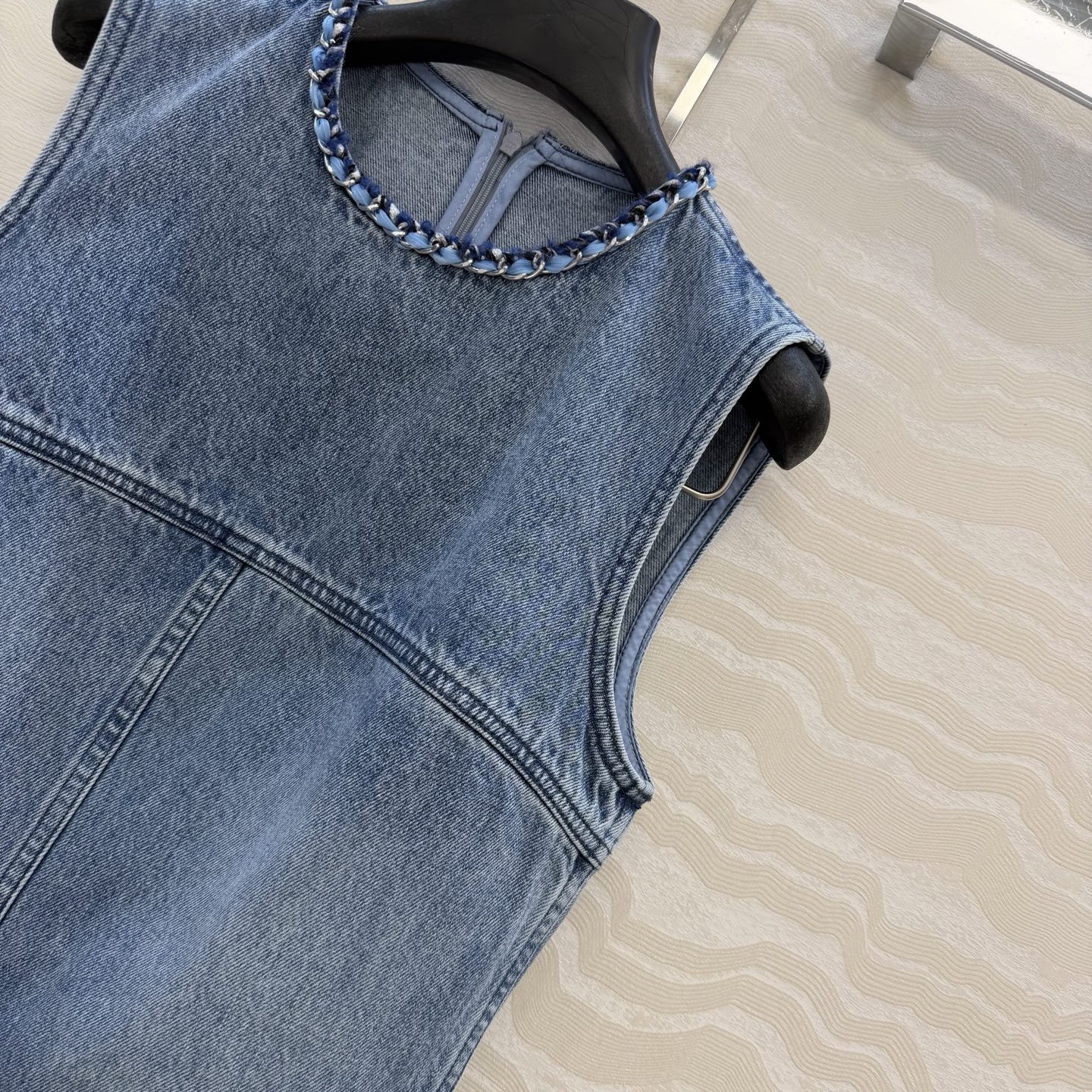 原单品质🍒coco女孩穿搭，26p怀旧洗水丹宁牛仔背心连衣裙！手工编织金属链条装饰。菱格刺绣口袋经典版型