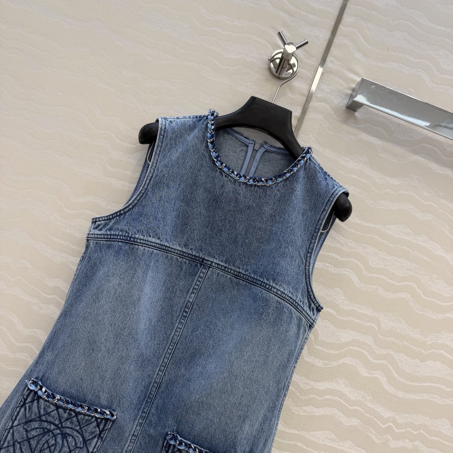 原单品质🍒coco女孩穿搭，26p怀旧洗水丹宁牛仔背心连衣裙！手工编织金属链条装饰。菱格刺绣口袋经典版型