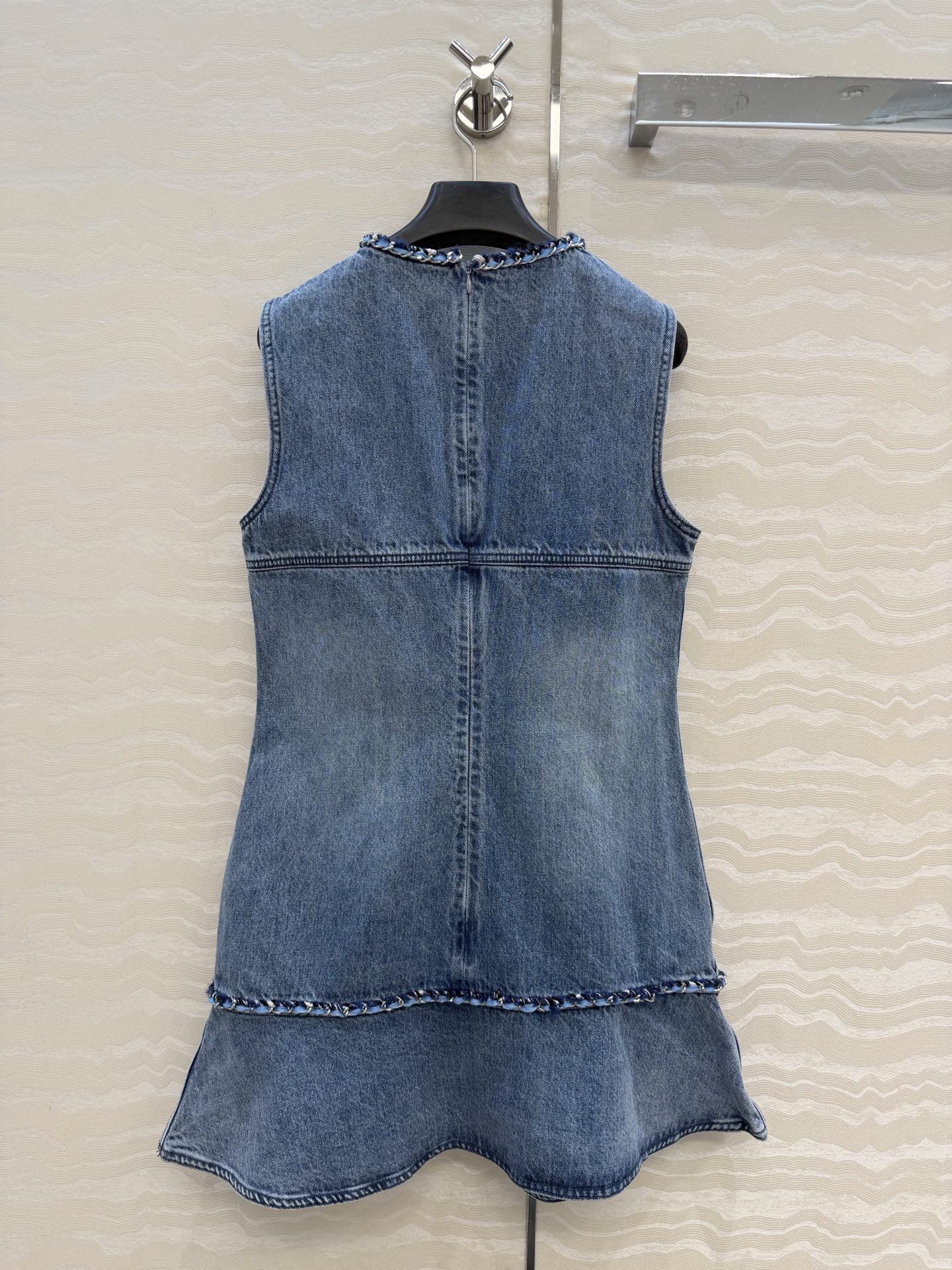 原单品质🍒coco女孩穿搭，26p怀旧洗水丹宁牛仔背心连衣裙！手工编织金属链条装饰。菱格刺绣口袋经典版型