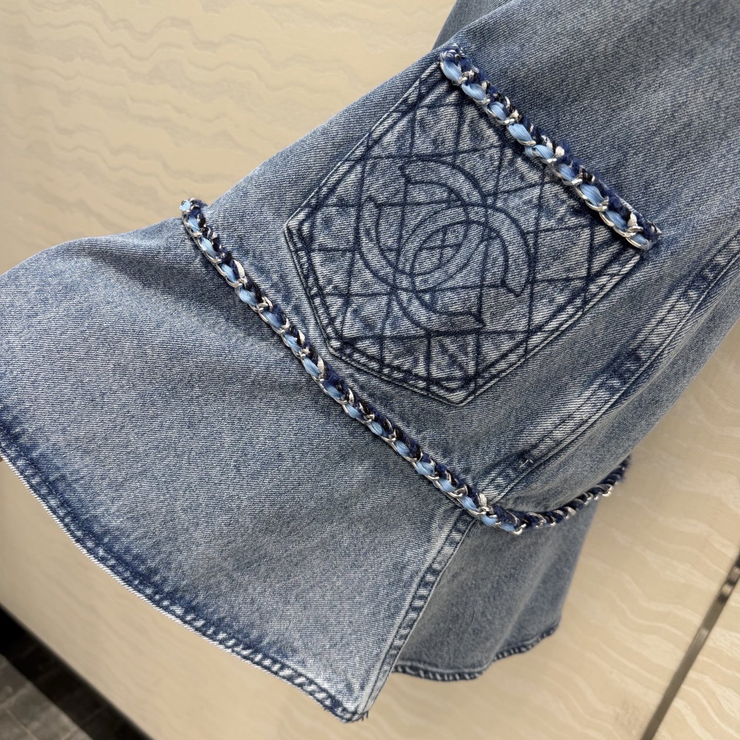 原单品质🍒coco女孩穿搭，26p怀旧洗水丹宁牛仔背心连衣裙！手工编织金属链条装饰。菱格刺绣口袋经典版型