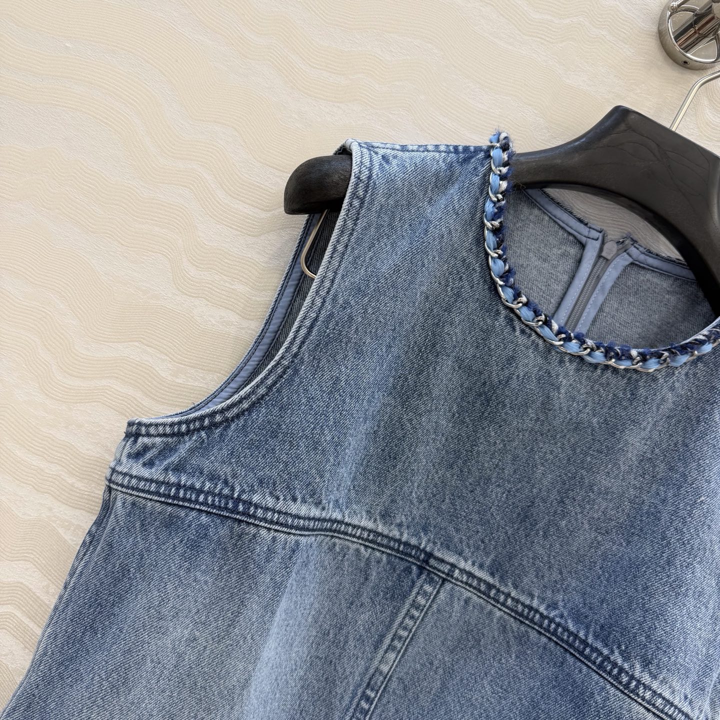 原单品质🍒coco女孩穿搭，26p怀旧洗水丹宁牛仔背心连衣裙！手工编织金属链条装饰。菱格刺绣口袋经典版型