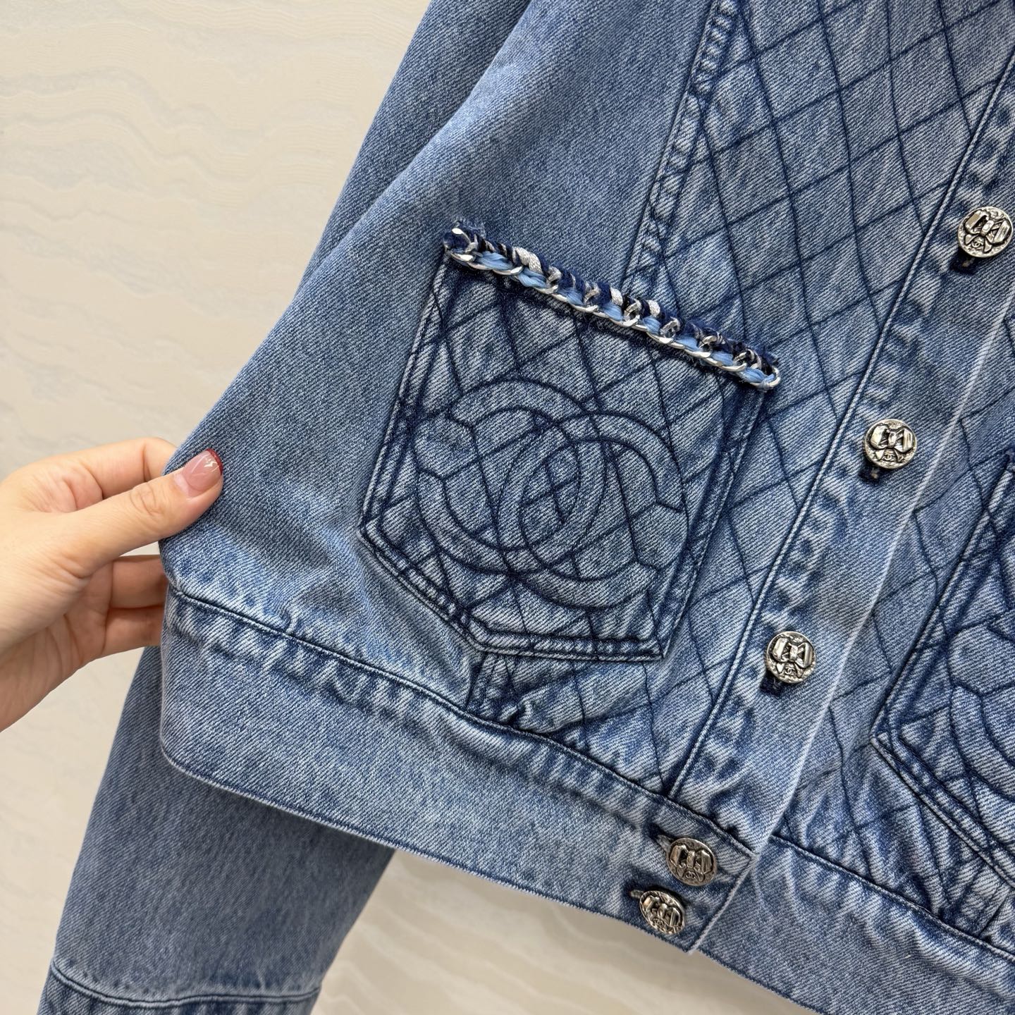 原单品质🍒coco女孩穿搭，26p怀旧洗水丹宁牛仔夹克外套！手工编织金属链条装饰菱格刺绣口袋。经典版型上