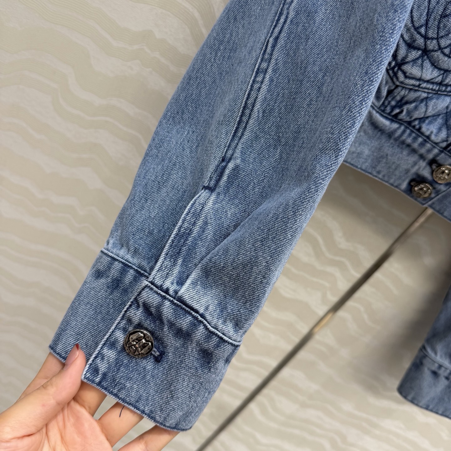 原单品质🍒coco女孩穿搭，26p怀旧洗水丹宁牛仔夹克外套！手工编织金属链条装饰菱格刺绣口袋。经典版型上