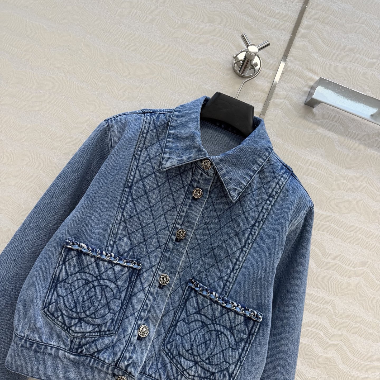 原单品质🍒coco女孩穿搭，26p怀旧洗水丹宁牛仔夹克外套！手工编织金属链条装饰菱格刺绣口袋。经典版型上