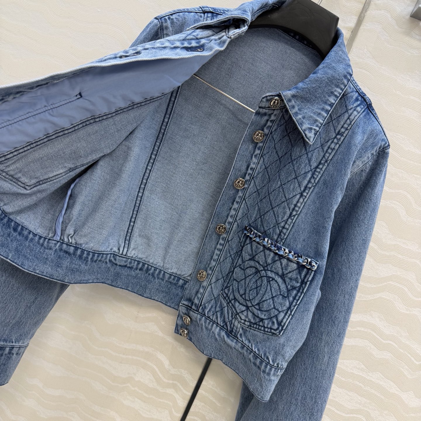 原单品质🍒coco女孩穿搭，26p怀旧洗水丹宁牛仔夹克外套！手工编织金属链条装饰菱格刺绣口袋。经典版型上