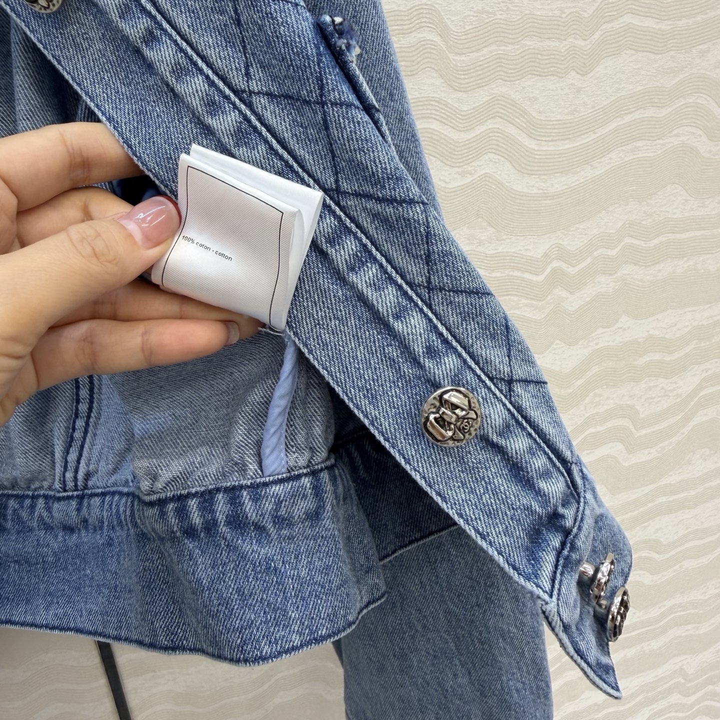 原单品质🍒coco女孩穿搭，26p怀旧洗水丹宁牛仔夹克外套！手工编织金属链条装饰菱格刺绣口袋。经典版型上