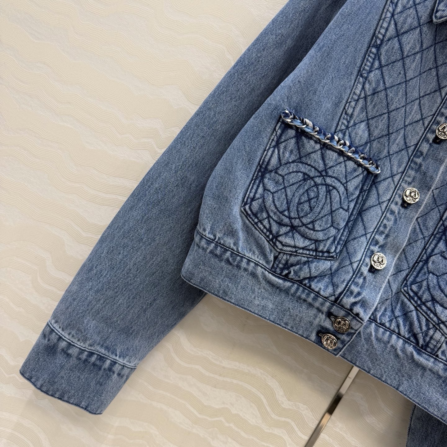 原单品质🍒coco女孩穿搭，26p怀旧洗水丹宁牛仔夹克外套！手工编织金属链条装饰菱格刺绣口袋。经典版型上