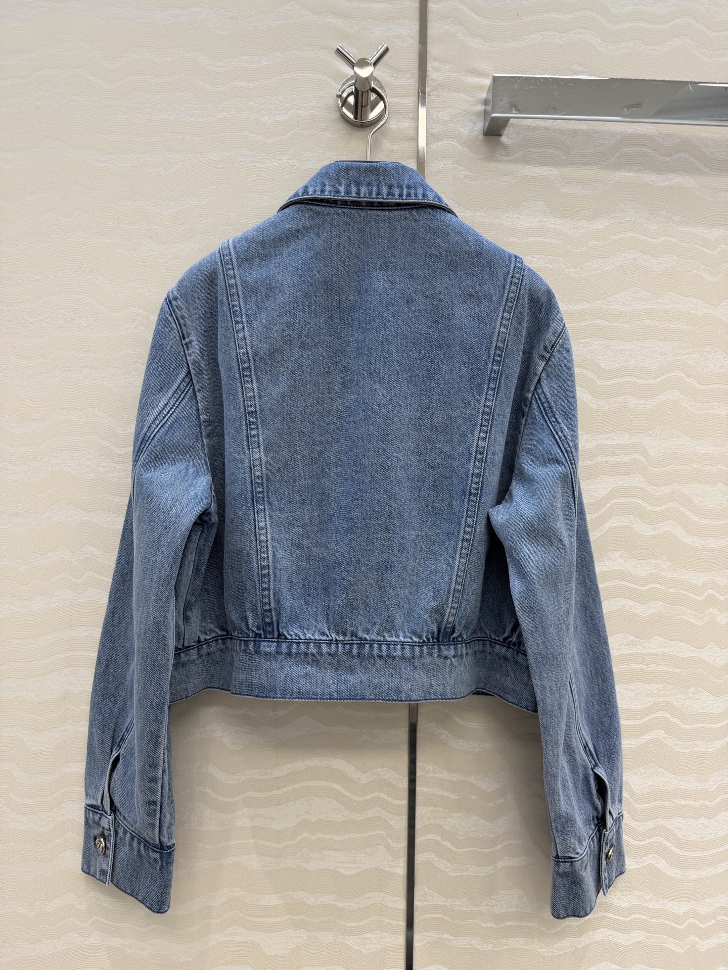 原单品质🍒coco女孩穿搭，26p怀旧洗水丹宁牛仔夹克外套！手工编织金属链条装饰菱格刺绣口袋。经典版型上