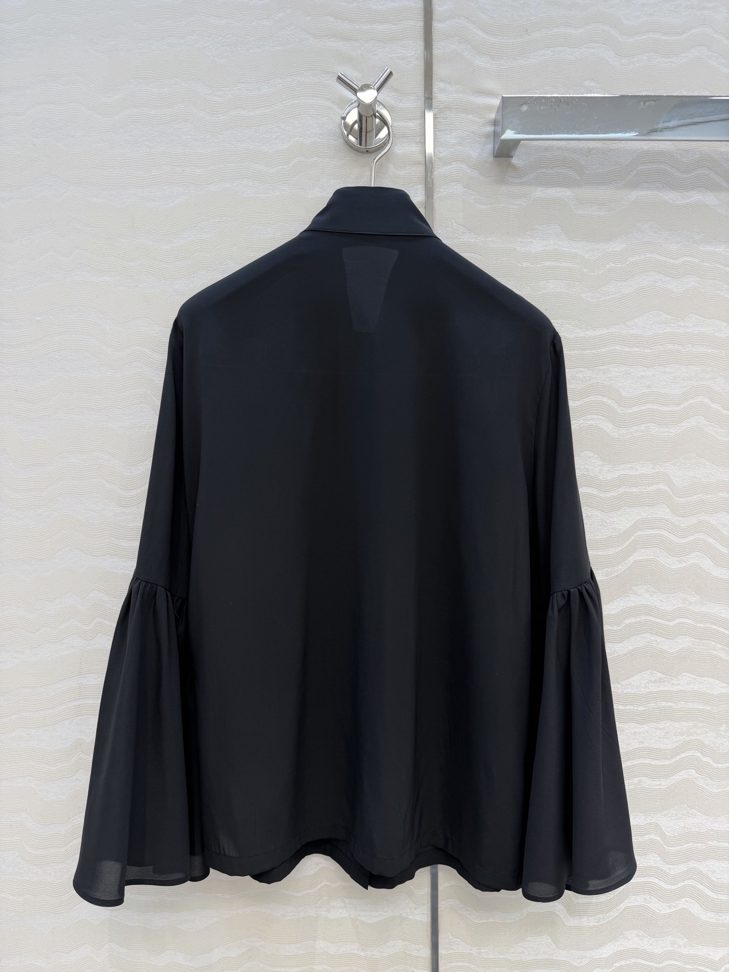 原单品质💕神仙颜值高智感穿搭！MONOGRAM印花飘带领结真丝衬衫！100%真丝！荷花水袖设计上身减龄绝