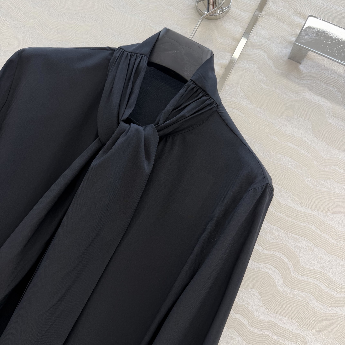 原单品质💕神仙颜值高智感穿搭！MONOGRAM印花飘带领结真丝衬衫！100%真丝！荷花水袖设计上身减龄绝