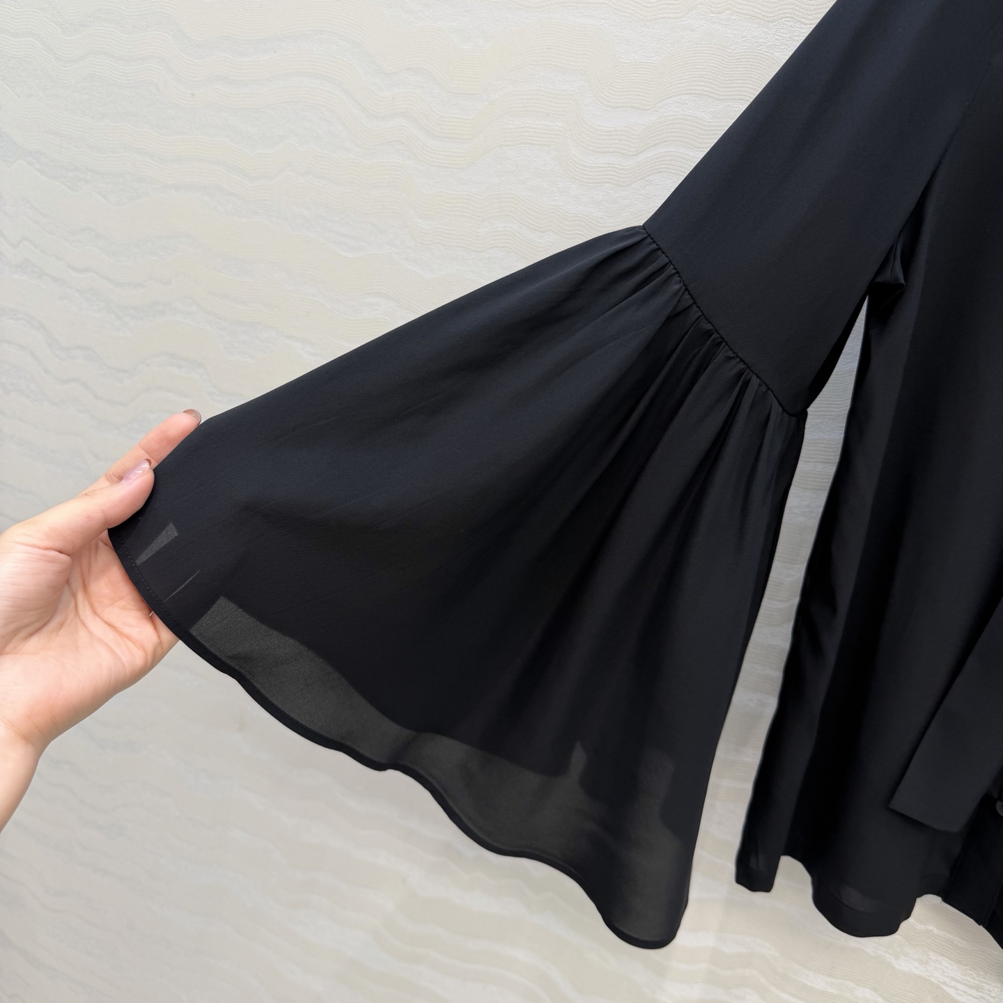 原单品质💕神仙颜值高智感穿搭！MONOGRAM印花飘带领结真丝衬衫！100%真丝！荷花水袖设计上身减龄绝