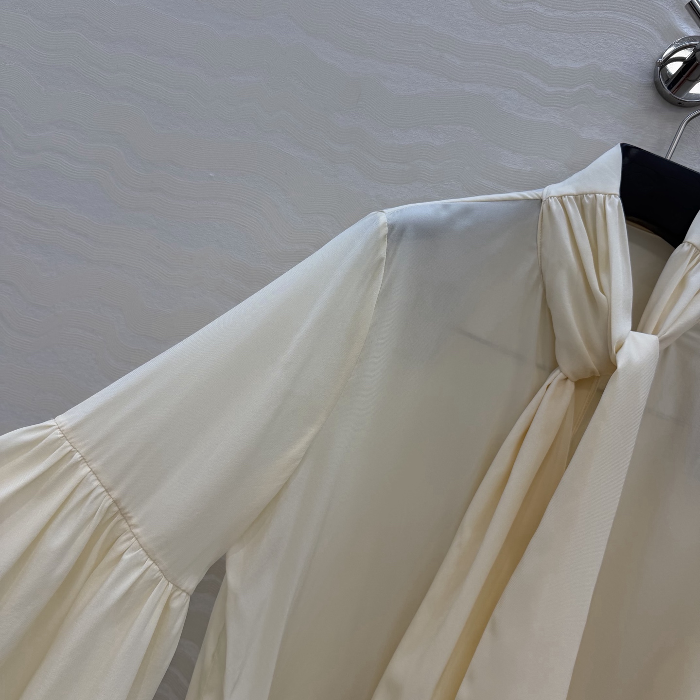 原单品质💕神仙颜值高智感穿搭！MONOGRAM印花飘带领结真丝衬衫！100%真丝！荷花水袖设计上身减龄绝