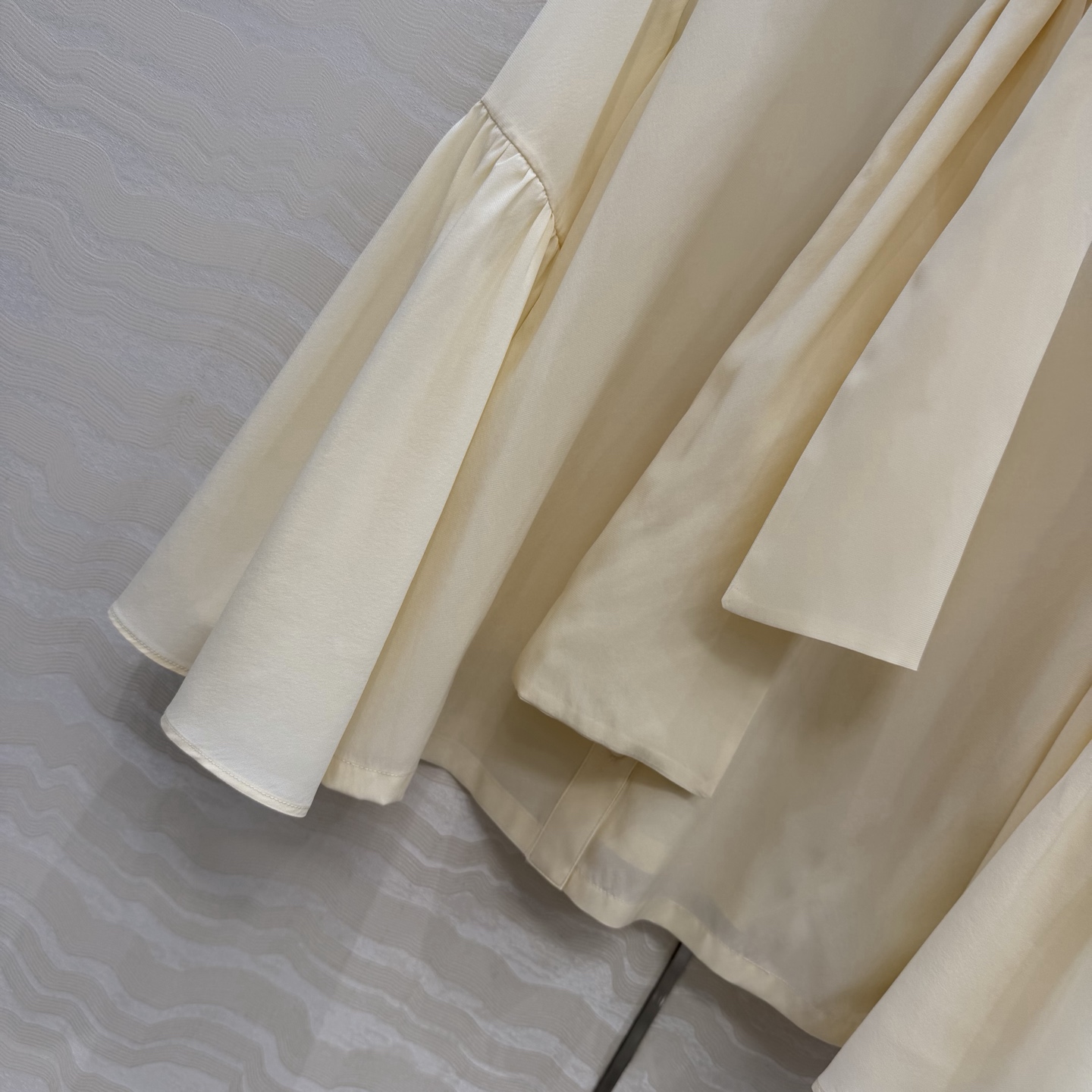 原单品质💕神仙颜值高智感穿搭！MONOGRAM印花飘带领结真丝衬衫！100%真丝！荷花水袖设计上身减龄绝