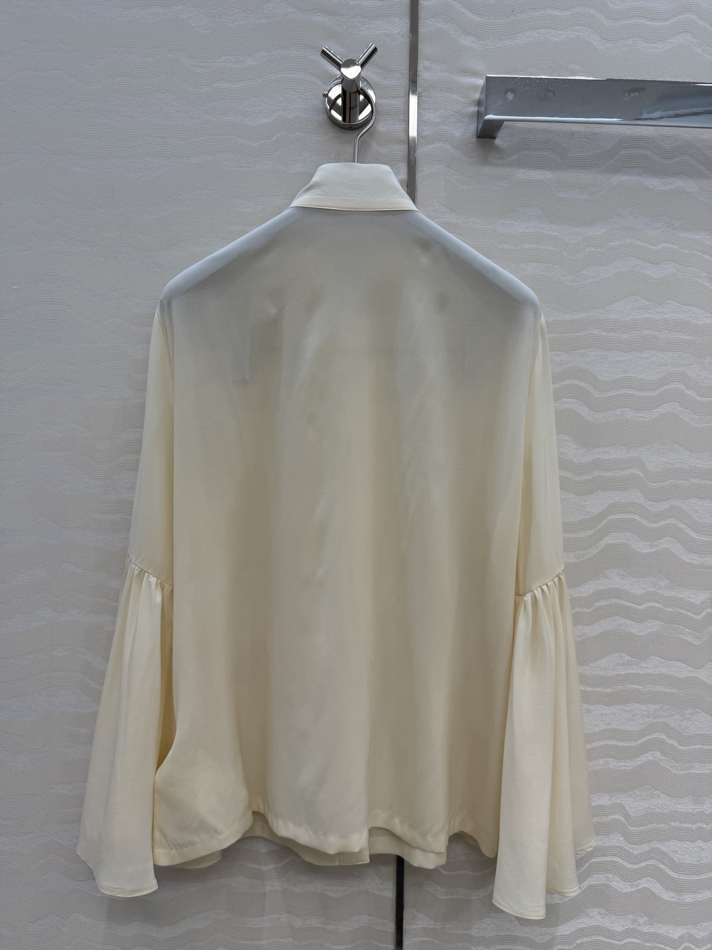 原单品质💕神仙颜值高智感穿搭！MONOGRAM印花飘带领结真丝衬衫！100%真丝！荷花水袖设计上身减龄绝