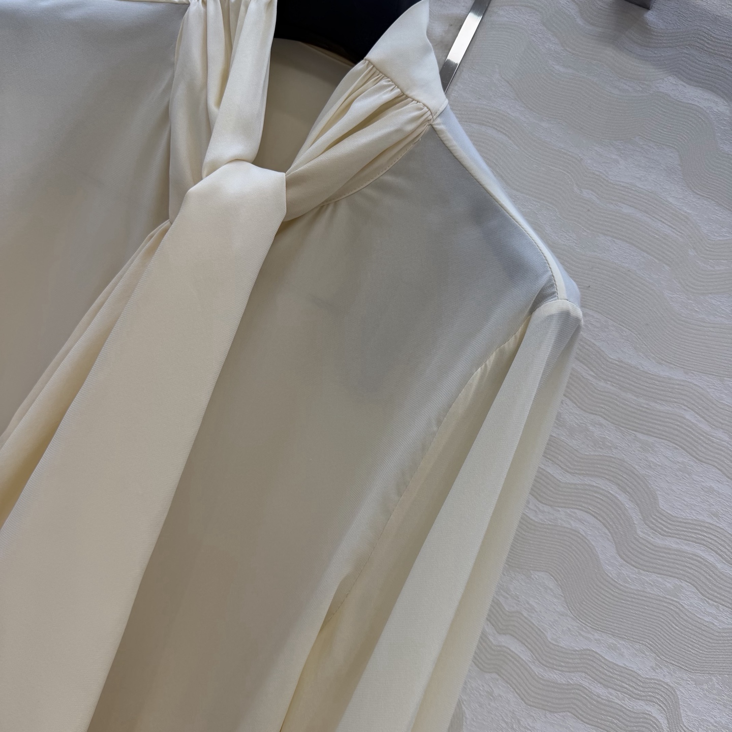 原单品质💕神仙颜值高智感穿搭！MONOGRAM印花飘带领结真丝衬衫！100%真丝！荷花水袖设计上身减龄绝