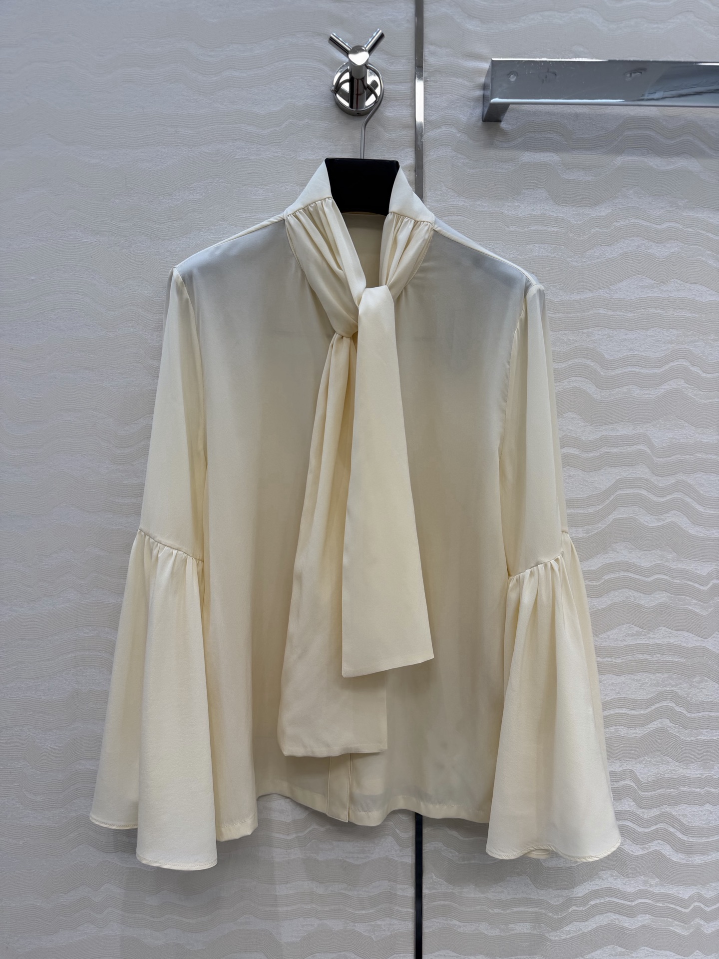 原单品质💕神仙颜值高智感穿搭！MONOGRAM印花飘带领结真丝衬衫！100%真丝！荷花水袖设计上身减龄绝