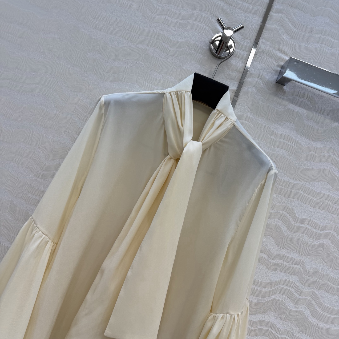 原单品质💕神仙颜值高智感穿搭！MONOGRAM印花飘带领结真丝衬衫！100%真丝！荷花水袖设计上身减龄绝