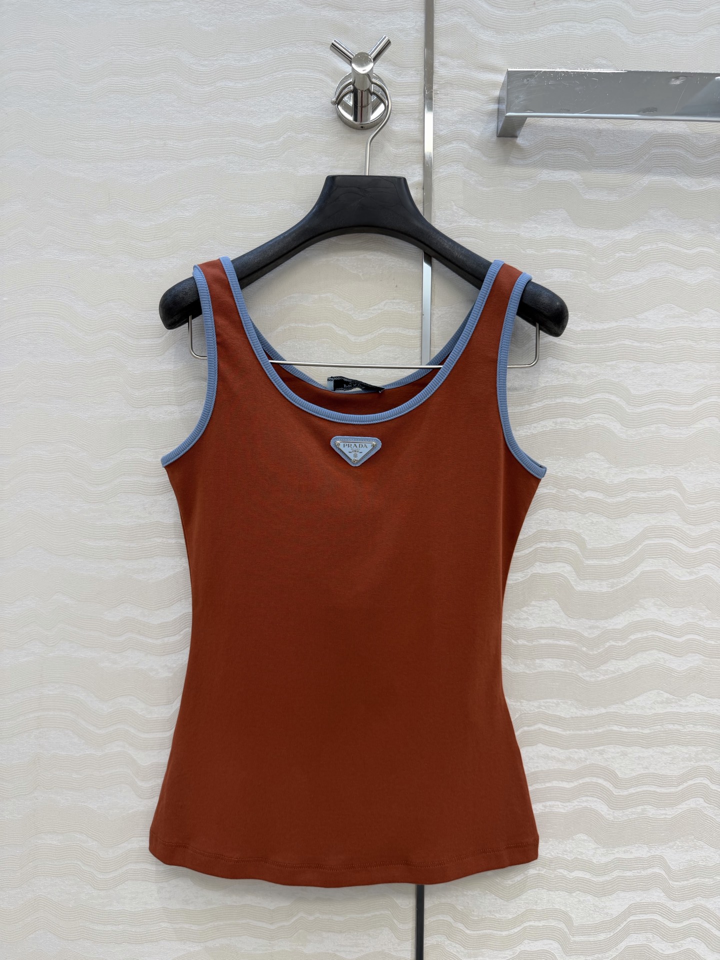 NO:827026,Exclusive first release of original quality PR fashionable items!  Triangular high-definition pure cotton contrasting hemmed vest!  The details of the pattern workmanship are all in place!  Imported fabrics have exquisite texture and unparalleled texture!  The age-reducing girl’s temperament is versatile, and the classic slim-fit H-shaped version is great for slimming down!  Fashionable must-have items. One color in 3 sizes. Available now!  S size bust 72, length 56. Elastic.,Prada-clothing,prada,19860909独家首发原单品质PR时髦精单品！三角标高定纯棉撞色包边背心！版型做工细节全面到位！进口面料细腻质感无敌！减龄少女气质百搭,经典修身H版型巨减瘦！时髦必备单品.一色3码.现货开抢！S码胸围72,衣长56.有弹力.,普拉达-服装,prada,,Women's clothing