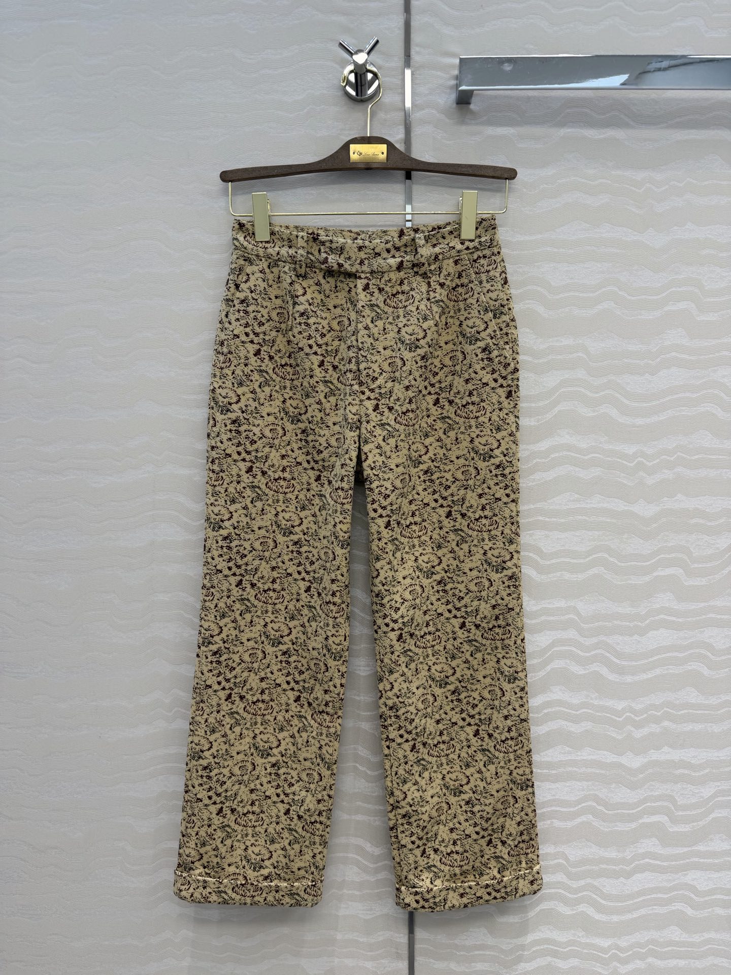 NO:853083,High-end original quality high-end couture, LP high-luxury old-money style outfits, high-end thistle field flower straight trousers. Exclusively customized Oxford cloth fabric is wide, stylish and has a great texture!  Straight-leg trousers with rolled trouser legs are designed to be smart and chic. Minimalism is luxurious but not simple. It is highly recommended to keep it for yourself. The upper body is capable and elegant, goddess Style. It is easy to control and interpret different styles for commuting. The perfect workmanship quality depends on the details. One color 3 sizes. S size, waist 68, hip 94, trouser length 93., women's clothing, loro piana,19860909高端原单品质行走的高定,LP高奢老钱风穿搭,高级蓟花田野花直筒西裤.独家定制牛津布面料挺阔有型质感超赞！直筒裤型卷裤脚设计干练潇洒.极简主义奢华不简,强烈推荐自留款,上身干练优雅气场女神Style.通勤穿搭轻松驾驭演绎不同风格,完美做工品质看细节一色3码.S码,腰围68,臀围94,裤长93.,女装,loro piana,,Women's clothing