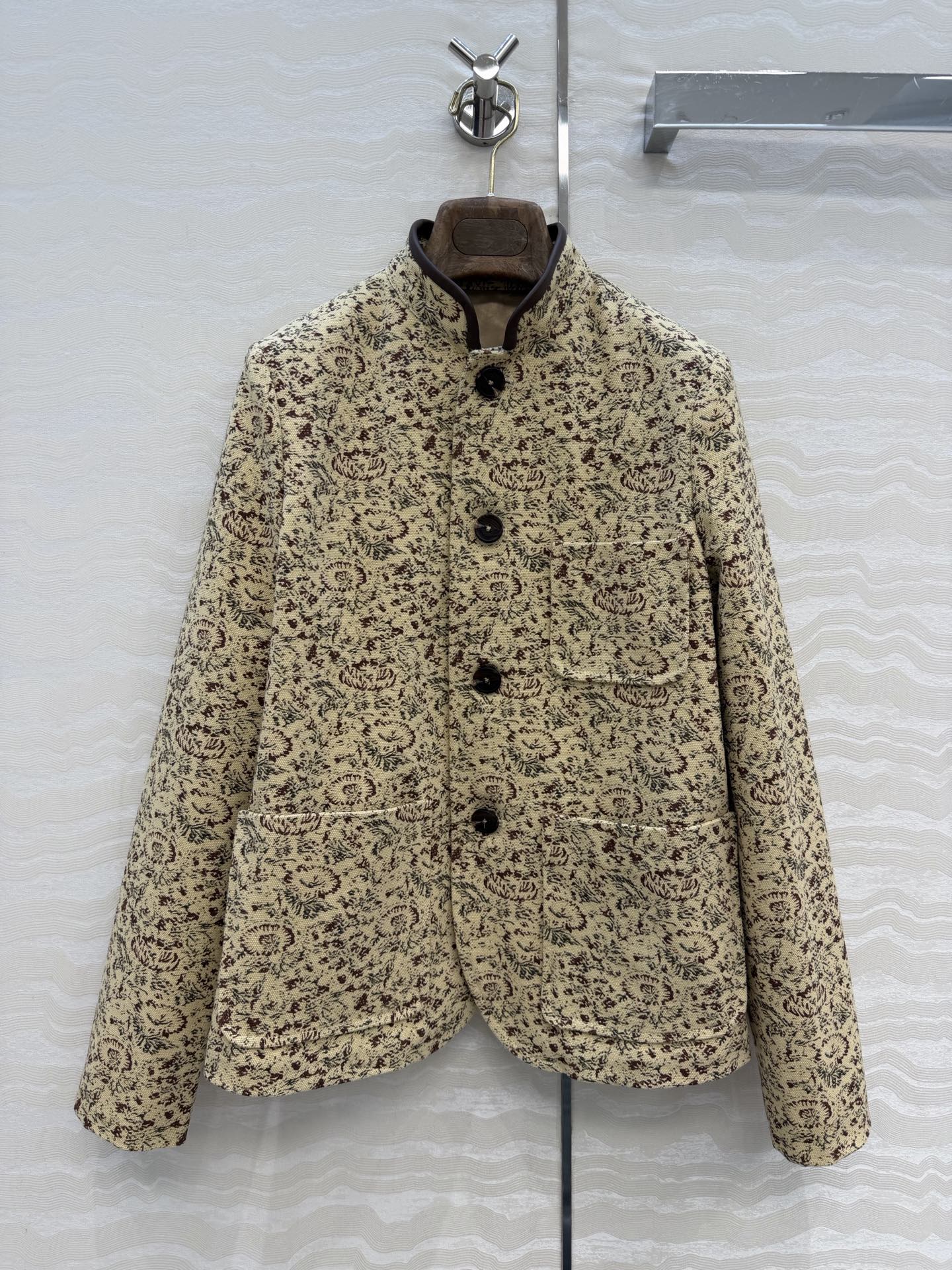 NO:853074,High-end original quality high-end couture, LP high-luxury old-money style outfits, high-end thistle field flower spagna mini stand-collar jacket. Exclusively customized Oxford cloth fabric is very wide, stylish and has a great texture!  Sheepskin contrasting color binding technology is capable and chic. Minimalism is luxurious but not simple. It is highly recommended to keep it for yourself. The upper body is capable and elegant, goddess Style. It is easy to control and interpret different styles for commuting. The perfect workmanship quality depends on the details. One color 3 sizes, S size: shoulder width 37, bust 90, length 60., women's clothing, loro piana, jackets & coats, jackets & coats, sheepskin,19860909高端原单品质行走的高定,LP高奢老钱风穿搭,高级蓟花田野花spagna mini立领夹克外套.独家定制牛津布面料挺阔有型质感超赞！羊皮撞色包边工艺干练潇洒.极简主义奢华不简,强烈推荐自留款,上身干练优雅气场女神Style.通勤穿搭轻松驾驭演绎不同风格,完美做工品质看细节一色3码,S码: 肩宽37,胸围90,衣长60.,女装,loro piana,jackets & coats,jackets & coats,sheepskin,,Women's clothing