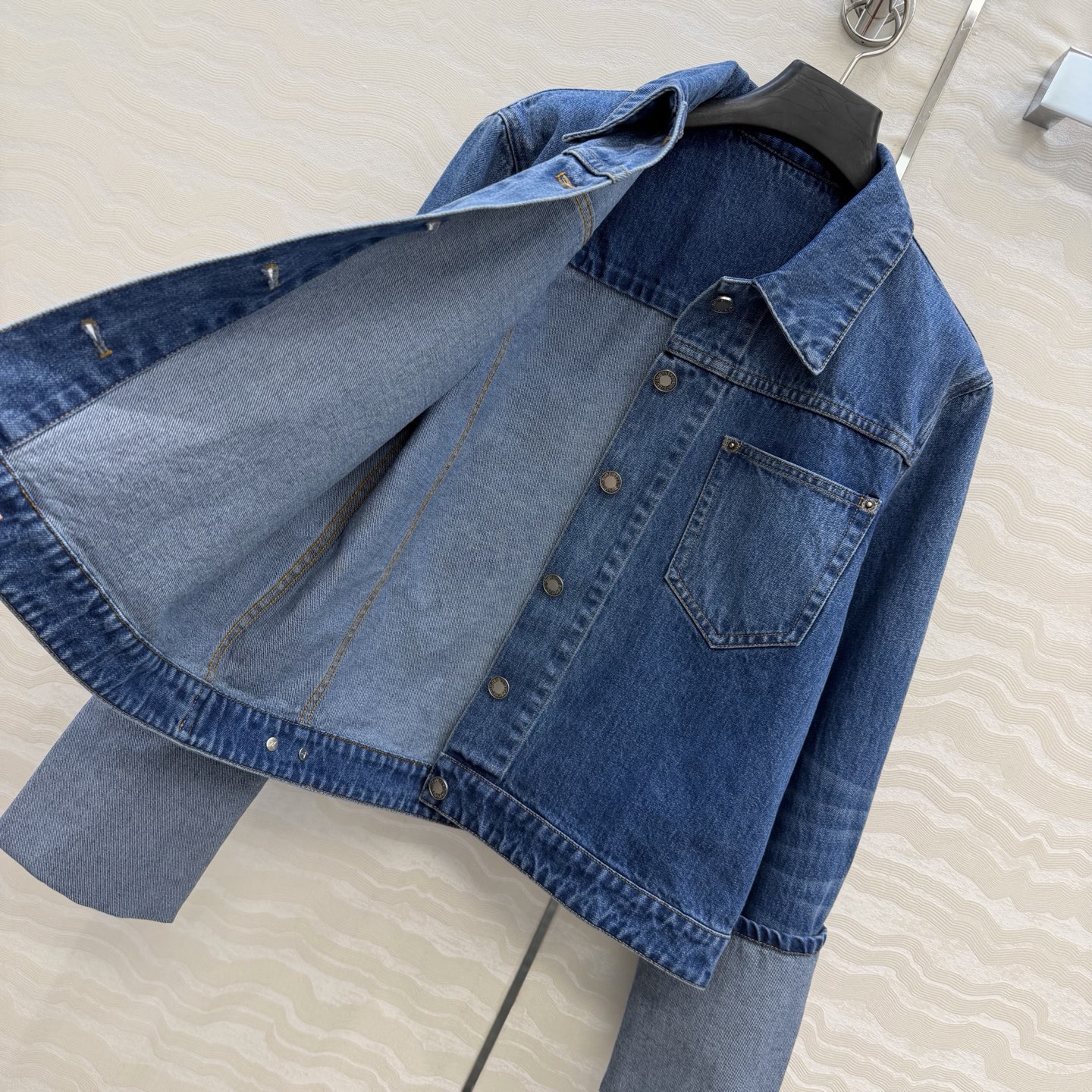 爆单推荐，L26s春夏新品BOURGEOISE系列，欧阳娜娜同款。水洗原色丹宁MONOGRAM翻边牛仔夹