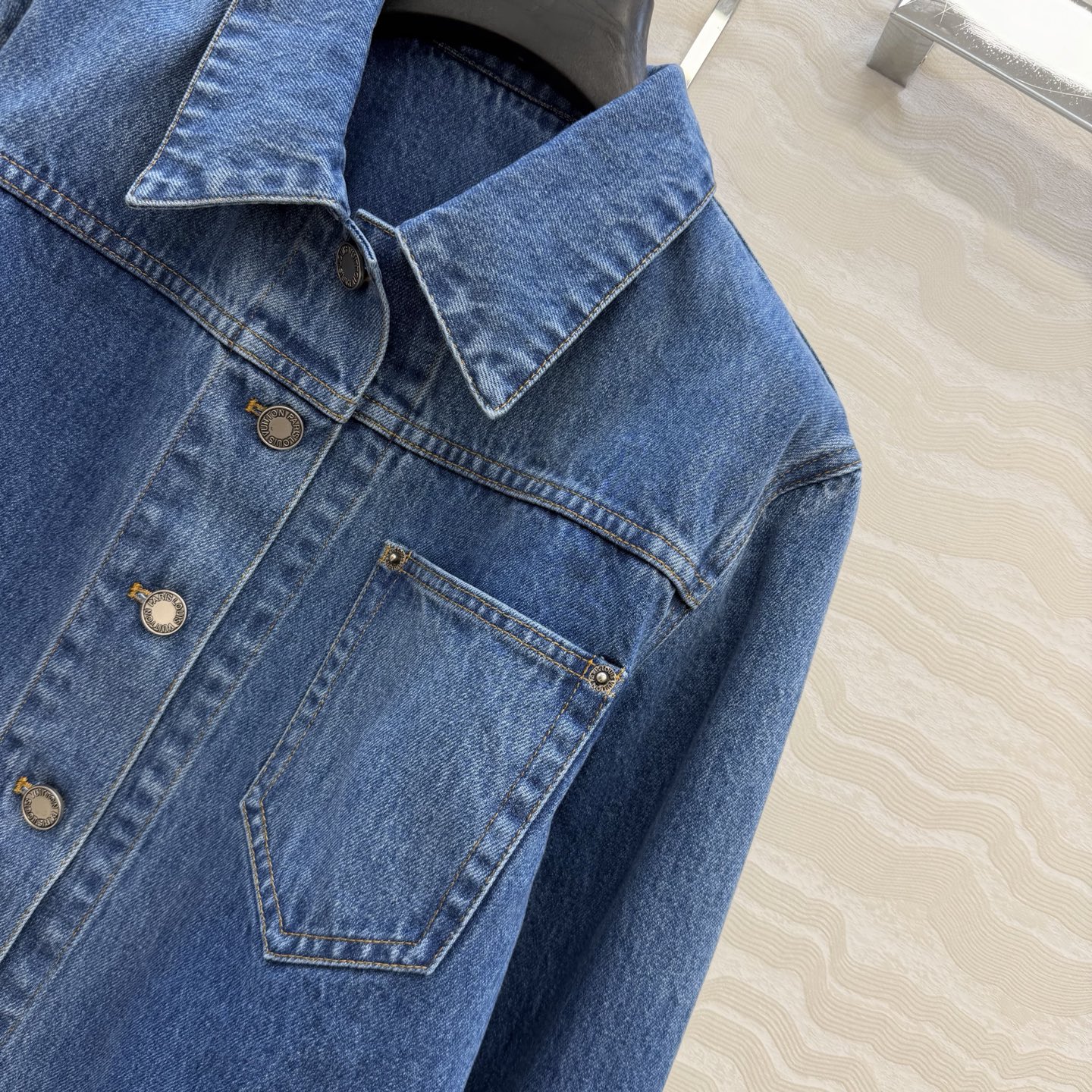 爆单推荐，L26s春夏新品BOURGEOISE系列，欧阳娜娜同款。水洗原色丹宁MONOGRAM翻边牛仔夹