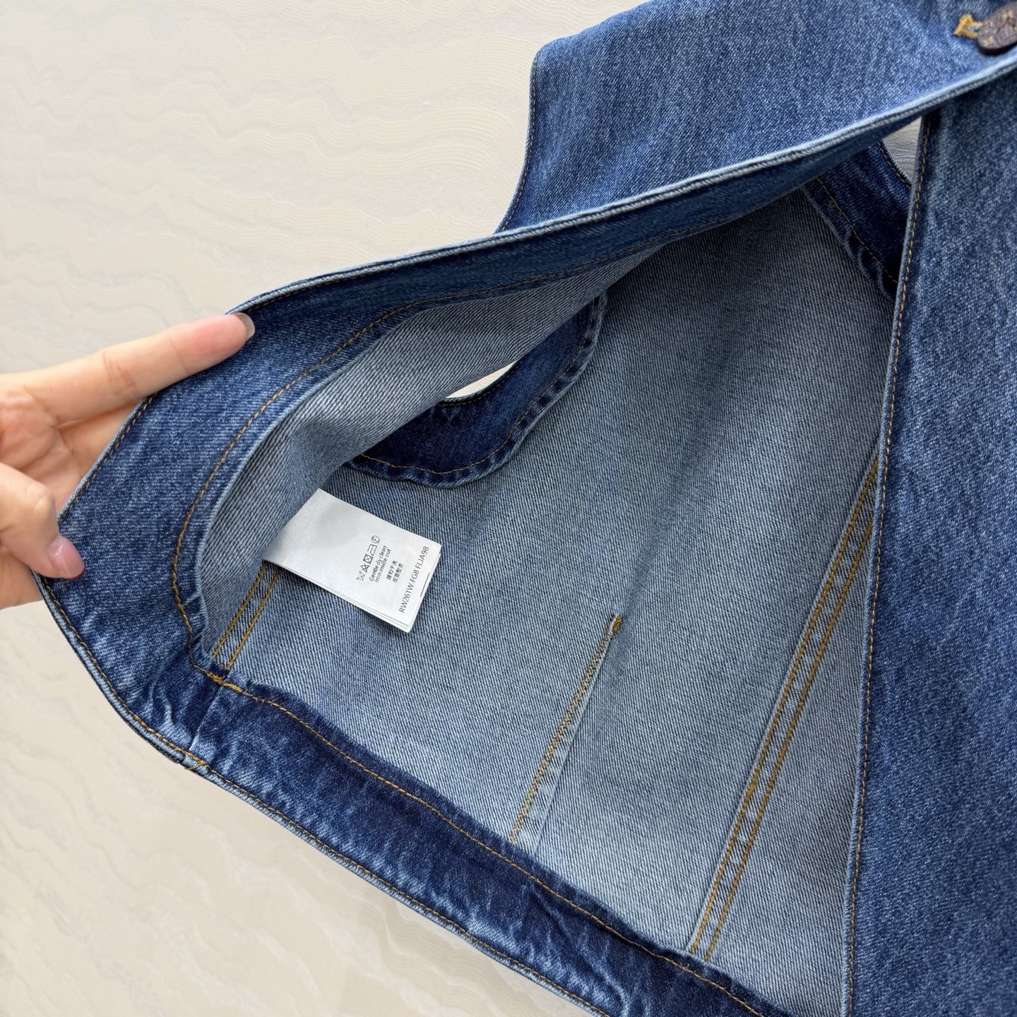 爆单推荐，L26s春夏新品BOURGEOISE系列，水洗原色丹宁MONOGRAM翻边牛仔后开叉背心上衣，